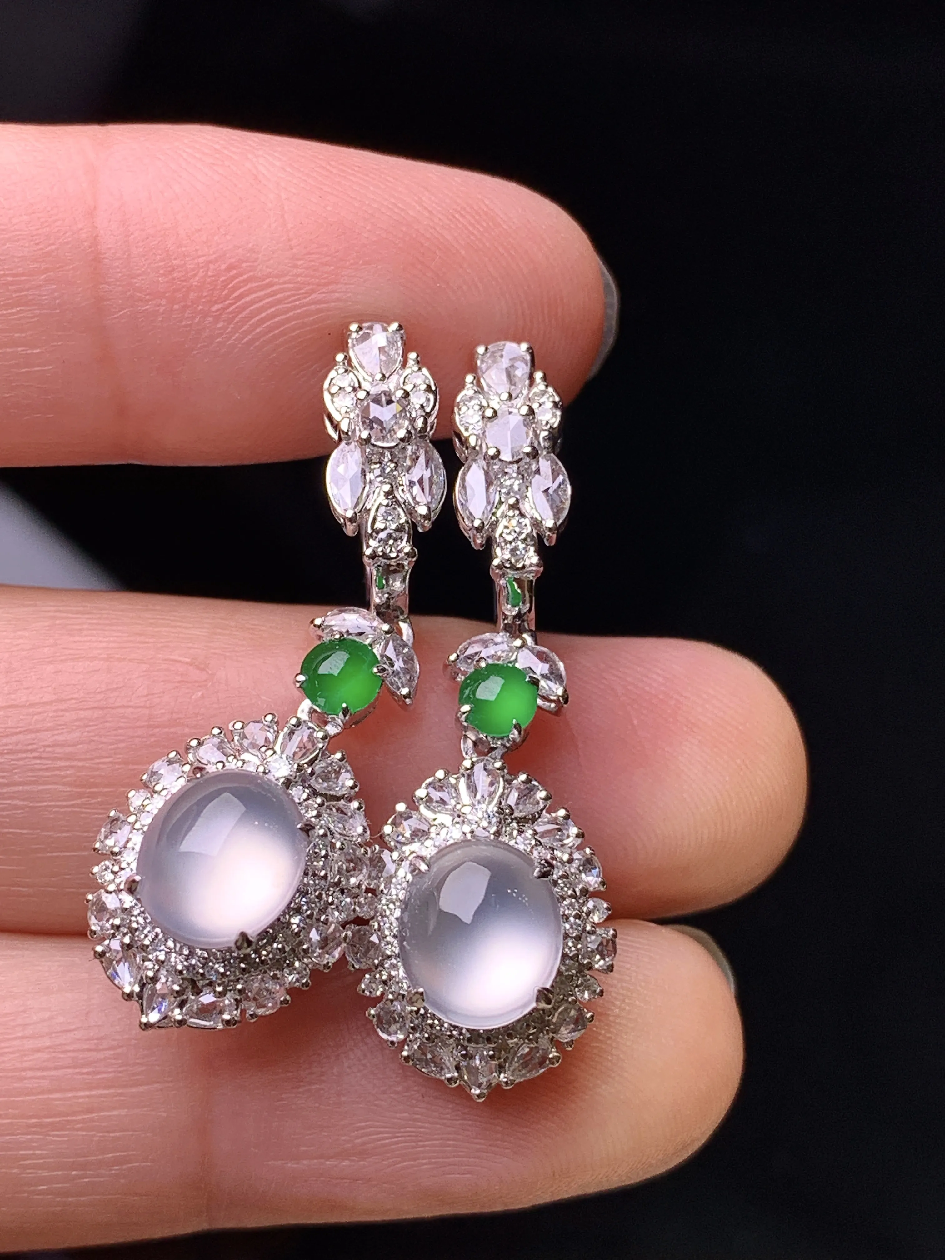 18k金钻镶嵌冰种蛋面耳坠 玉质细腻 水润亮眼 色泽艳丽 整体尺寸32*11.3*10