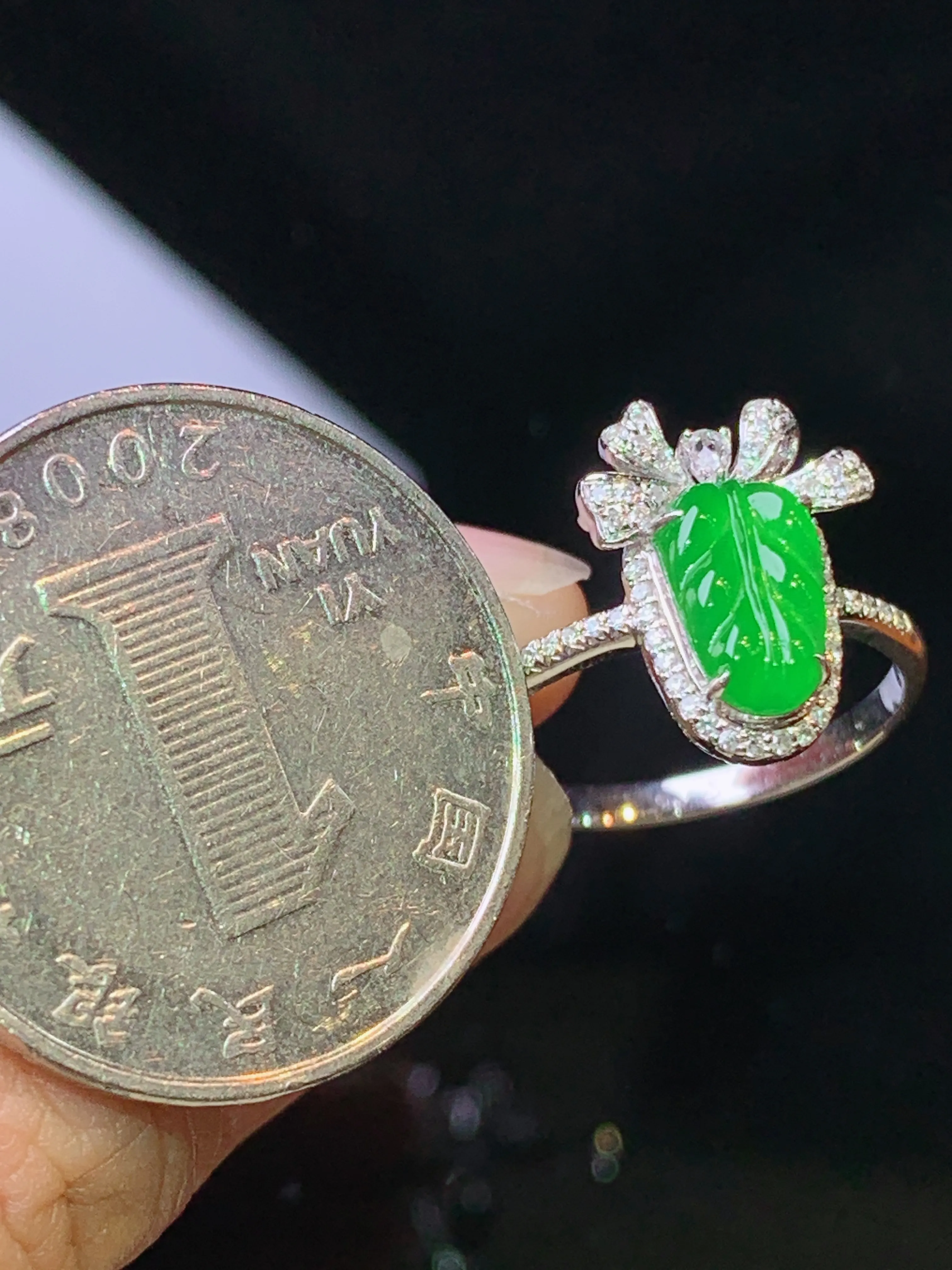 18k金钻镶嵌翠绿树叶戒指 玉质细腻 水润亮眼 色泽艳丽 圈口14 整体尺寸14.5*11*5.5