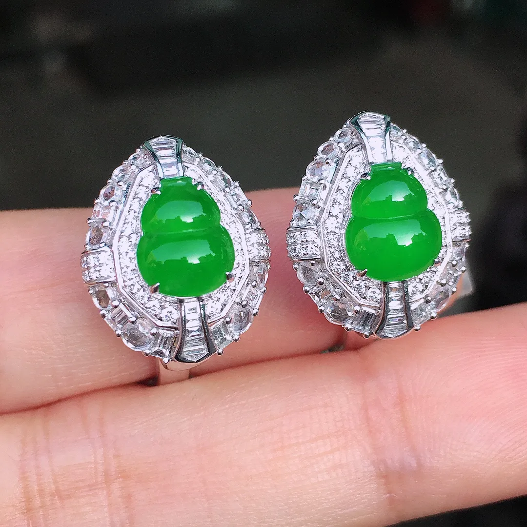 阳绿葫芦耳钉，色泽均匀艳丽，玉质细腻，荧光感超
强，饱满圆润，尽显优雅气质，18k
金豪华镶嵌