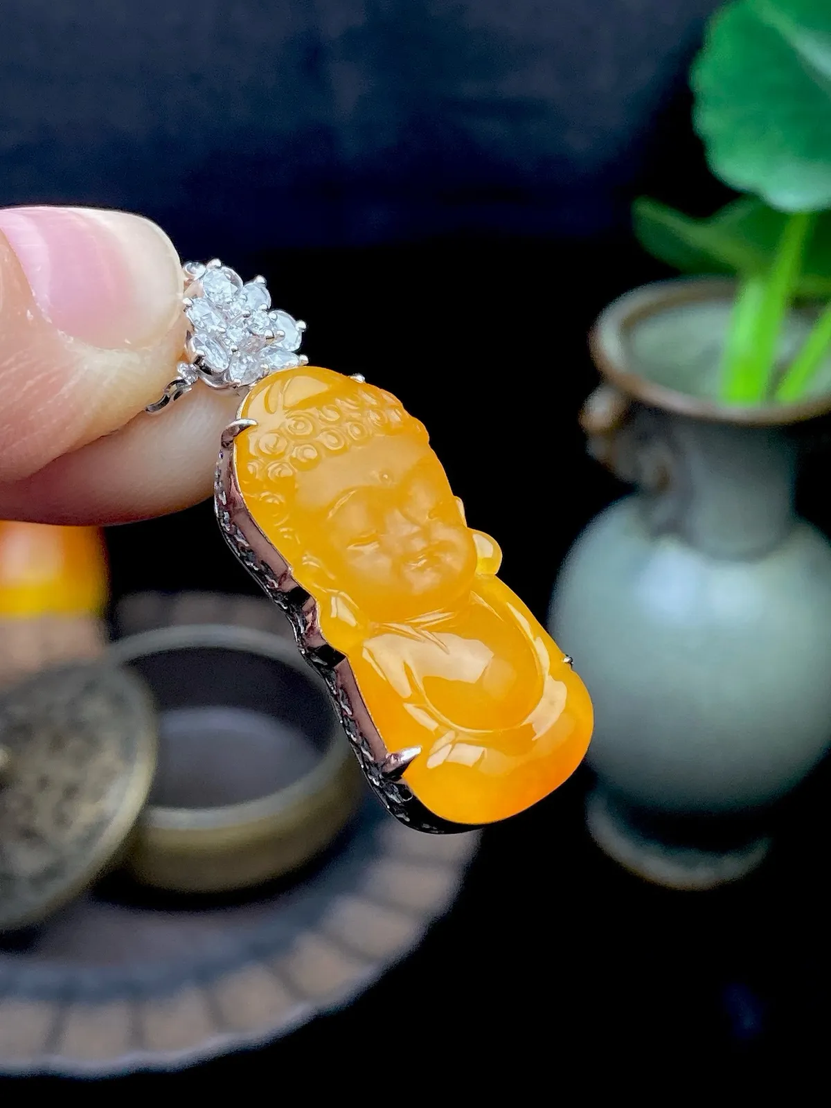 【冰种黄翡宝宝大日如来】可爱雕刻，质地冰润细腻，冰感好，雕工精细，生肖羊、猴的本命佛。18k金钻镶嵌，裸石尺寸27.5*13.6*4.5毫米