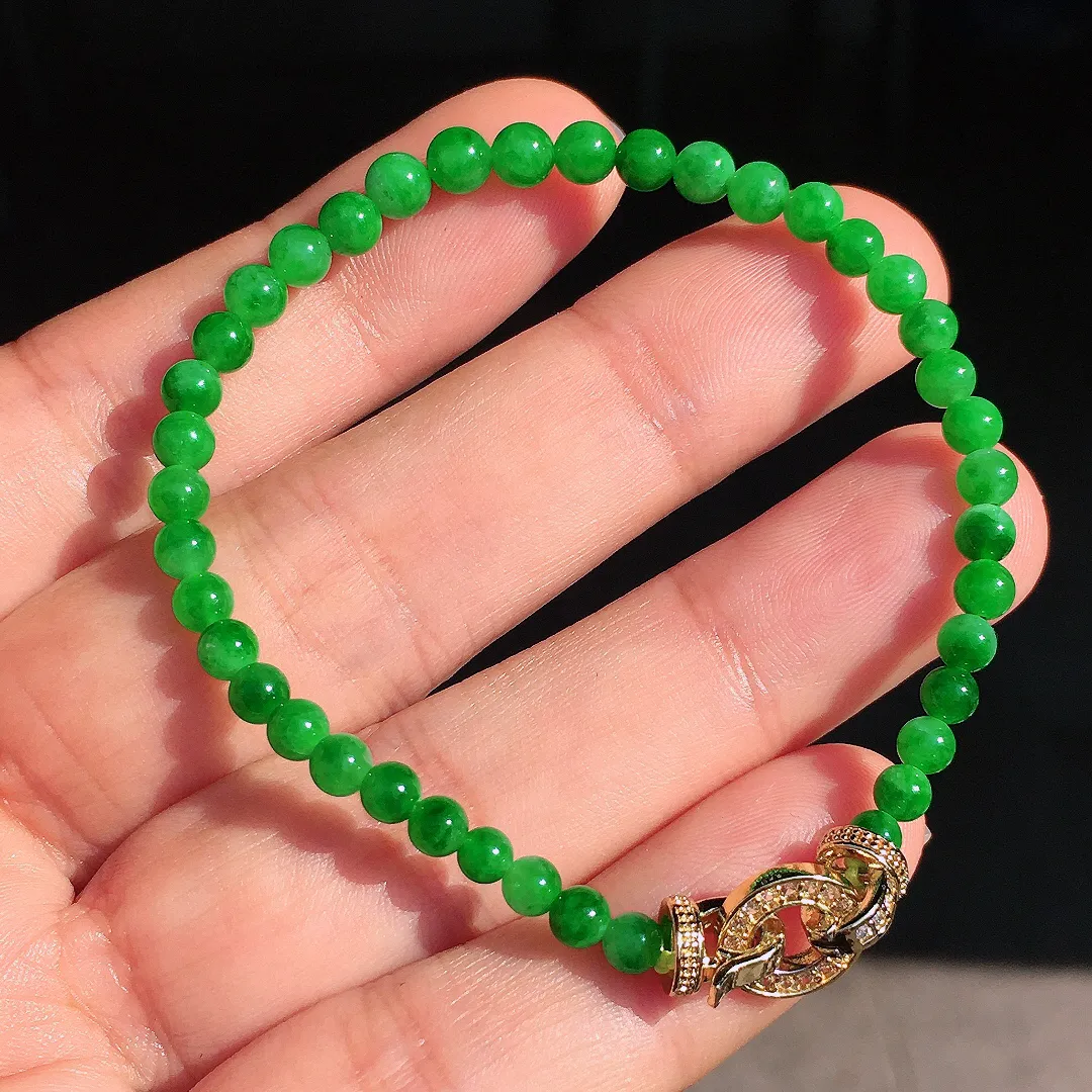 阳绿珠子手串，色泽均匀艳丽，玉质细腻，荧光感超
强，饱满圆润，尽显优雅气质，