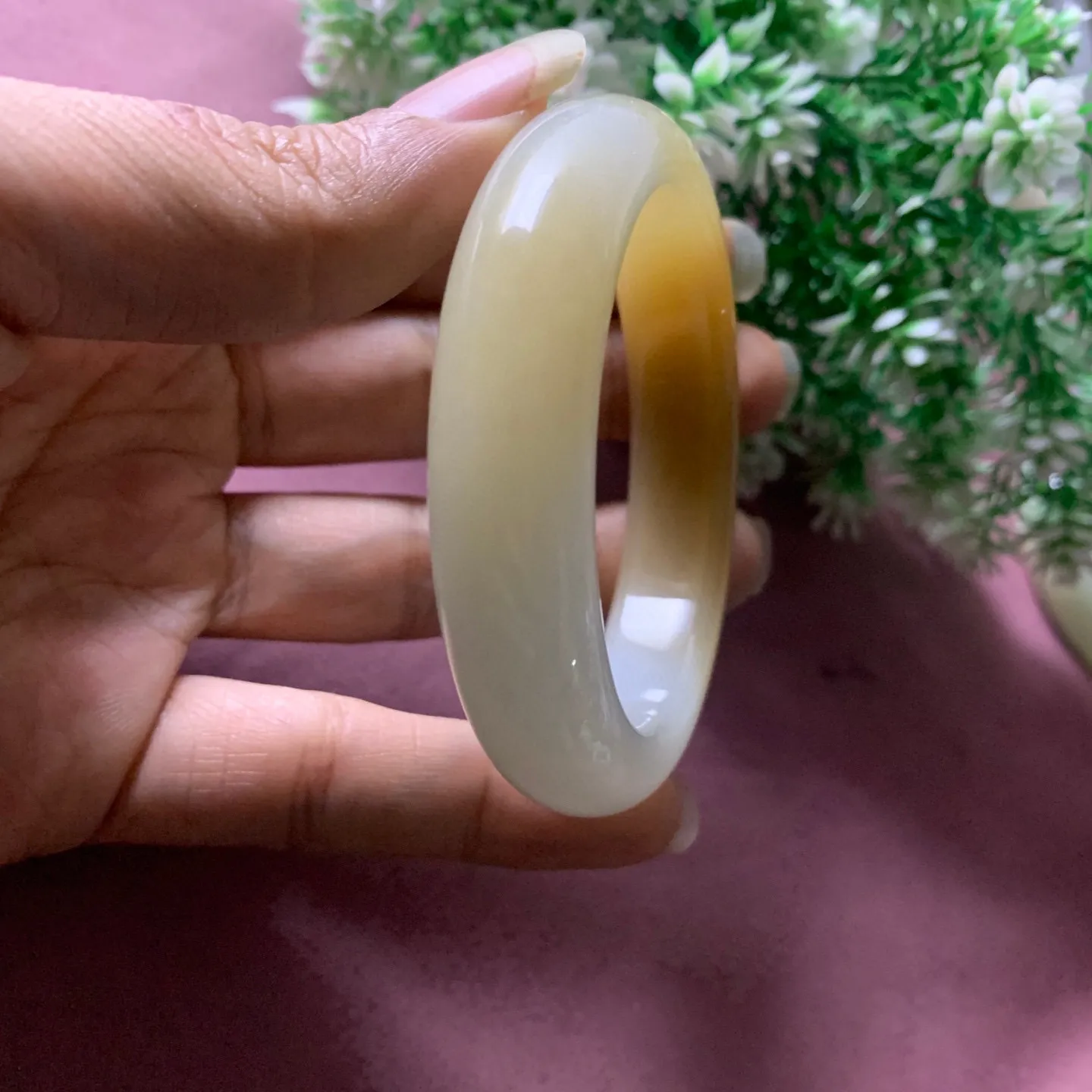 土豪款，蜜糖手镯，54.5圈口和田玉且末糖料宽版手镯【挽间柔情】，镯型古朴典雅。在诗情画意的雨巷相遇，你是我腕间的一抹风情，有你眸有深情.清风荡漾湖间静水，我愿俯身低眉，在烟波涟漪处寻你