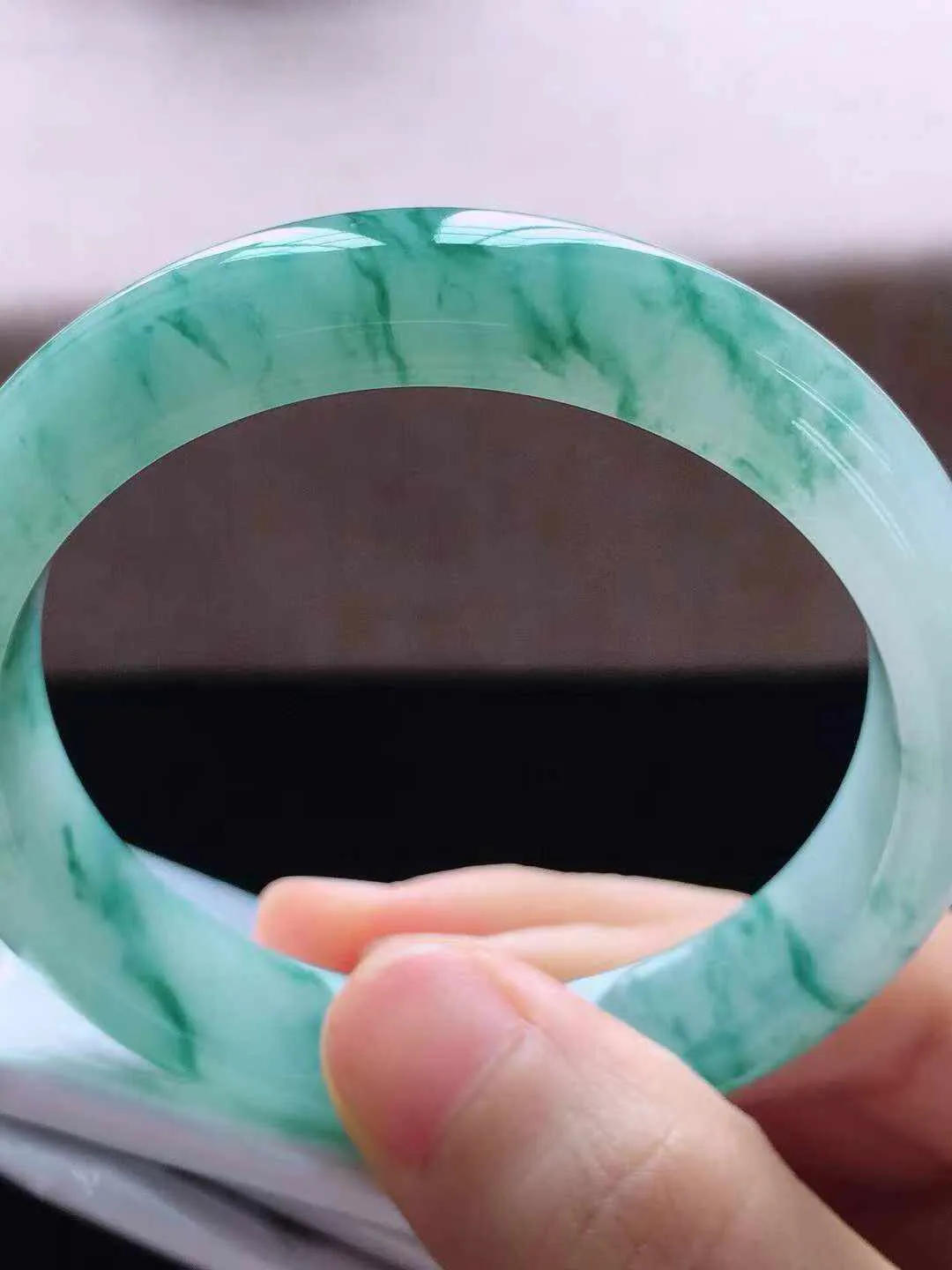 【翡翠名称】老种冰飘花53.5正圈口翡翠手镯
【翡翠尺寸】53.5*12*7.5mm适合52.5-55正圈口佩戴
【翡翠描述】缅甸天然翡翠A货，种老水足，玉质细腻，色泽靓丽，性价比高，佩戴效果好！