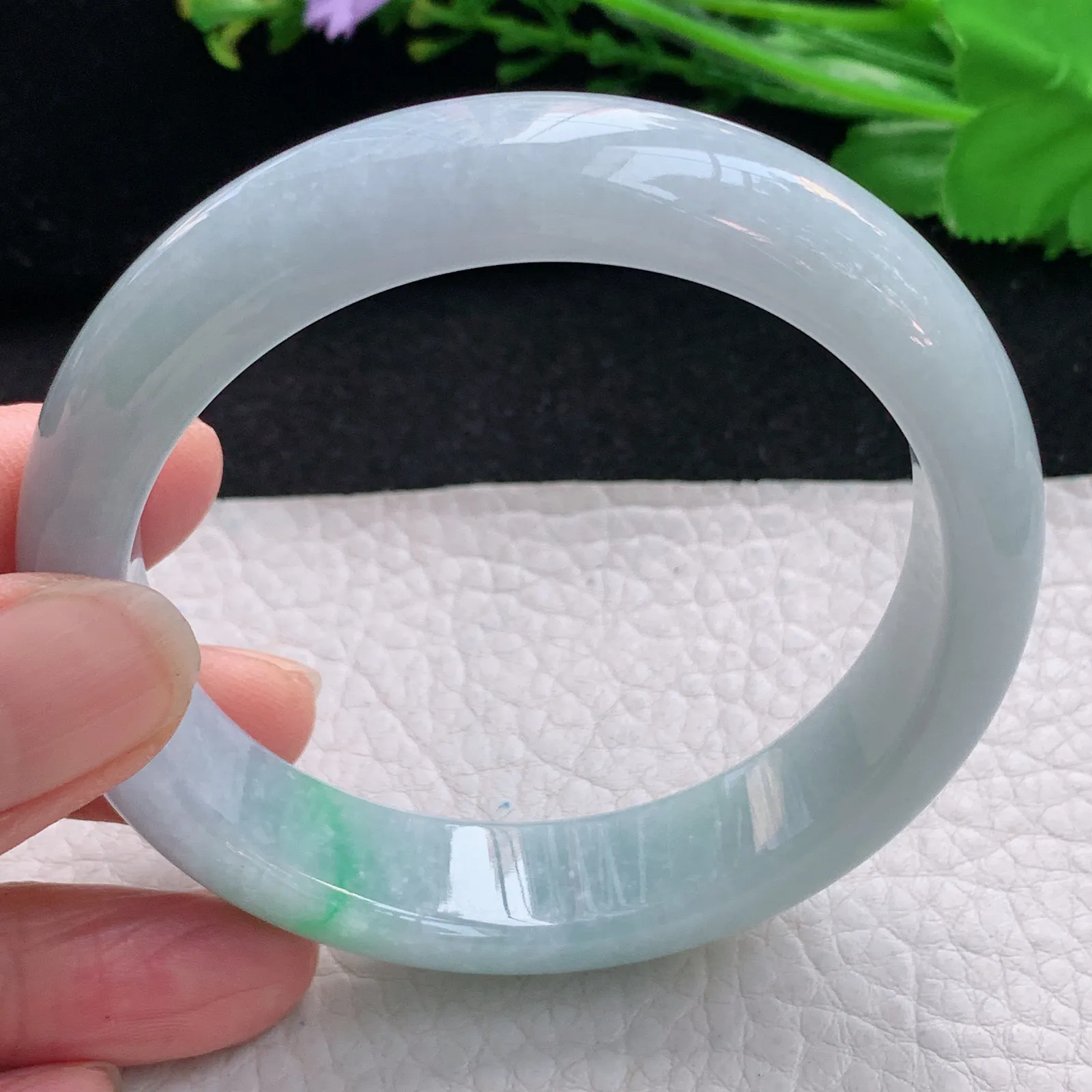 js自然光57.5*14.2*8平安镯 天然缅甸翡翠飘绿清新宽边玉手镯 珠宝玉手环