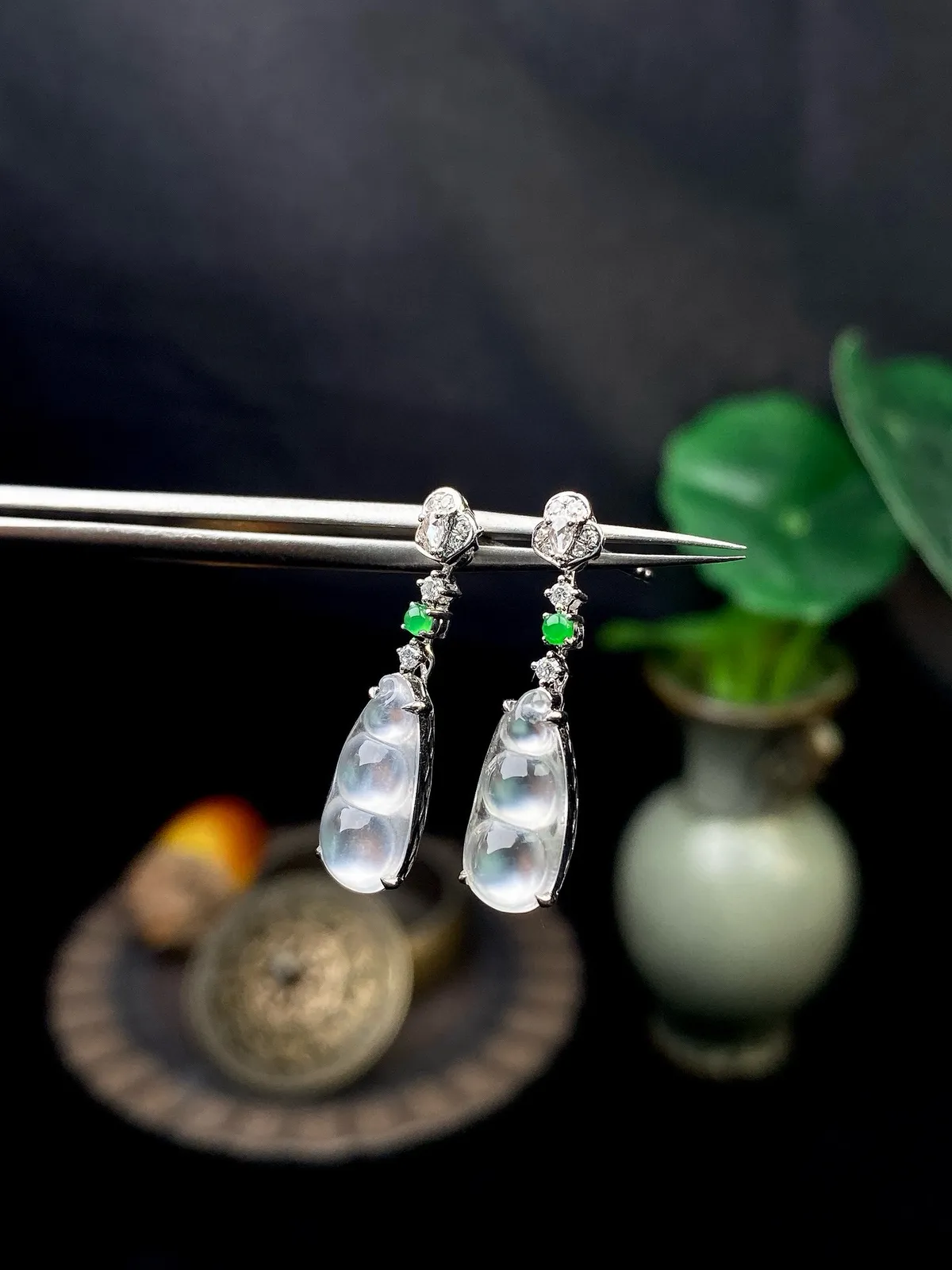 【冰种福豆耳坠】多子多福，豆子品质上佳，饱满度不错，冰润通透，起强胶感，光泽强烈。18K金钻精美镶嵌