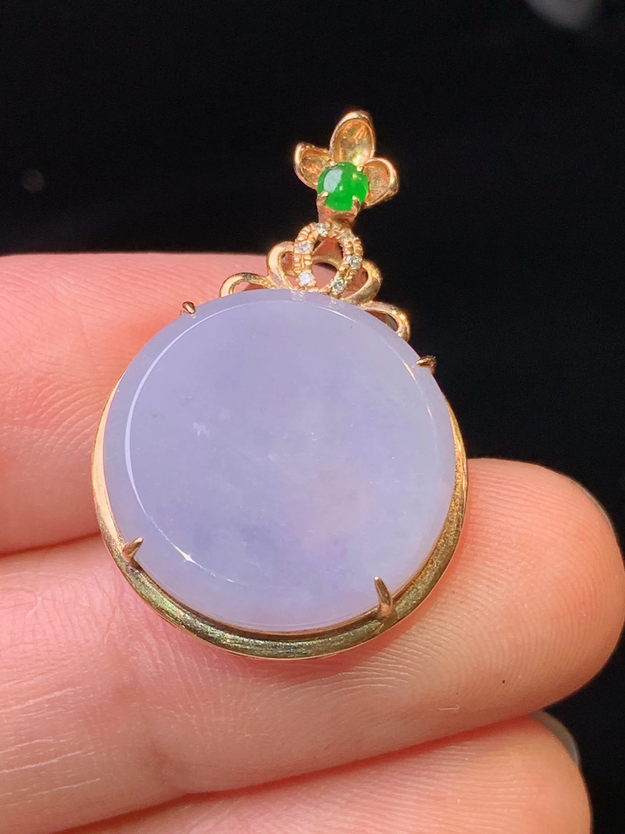 18k金钻镶嵌紫罗兰圆牌吊坠 玉质细腻 水润亮眼 色泽艳丽 整体尺寸27*17.8*6