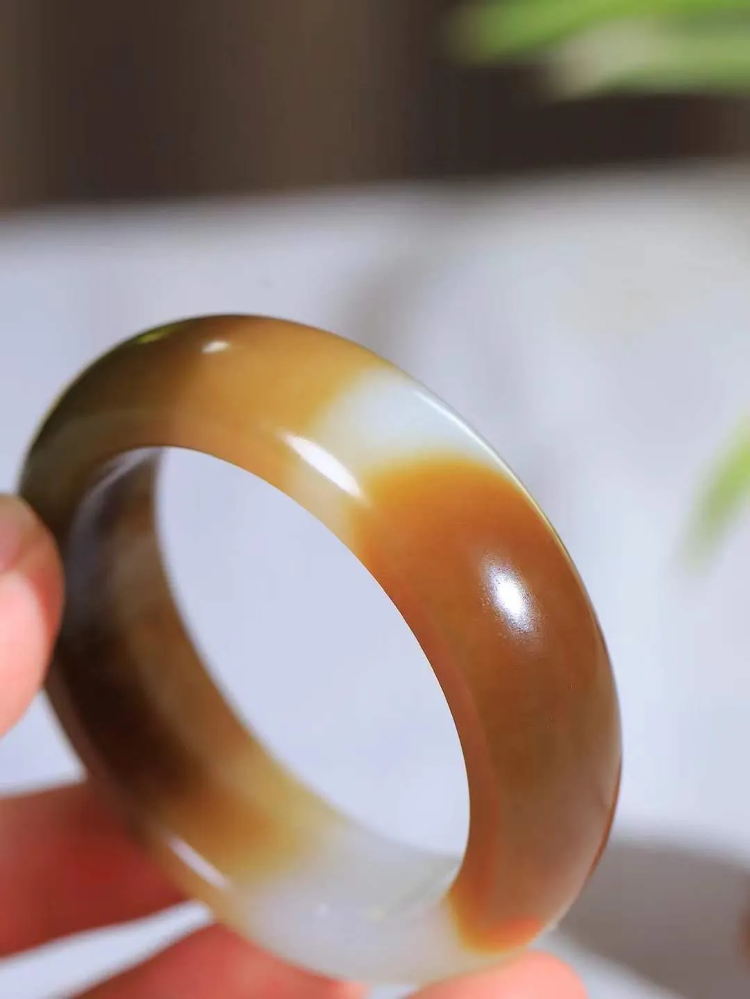 【暖玉生香·手镯】

收藏级和田玉糖白玉手镯，质地油润细腻，色泽高贵典雅，镯型古朴典雅。在诗情画意的雨巷相遇，你是我腕间的一抹风情，有你眸有深情，清风荡漾湖间静水，我愿俯身低眉，在烟波涟漪处，寻你深情倩影。内径52mm尺寸17.5-9.8mm重81.6克  69120858A