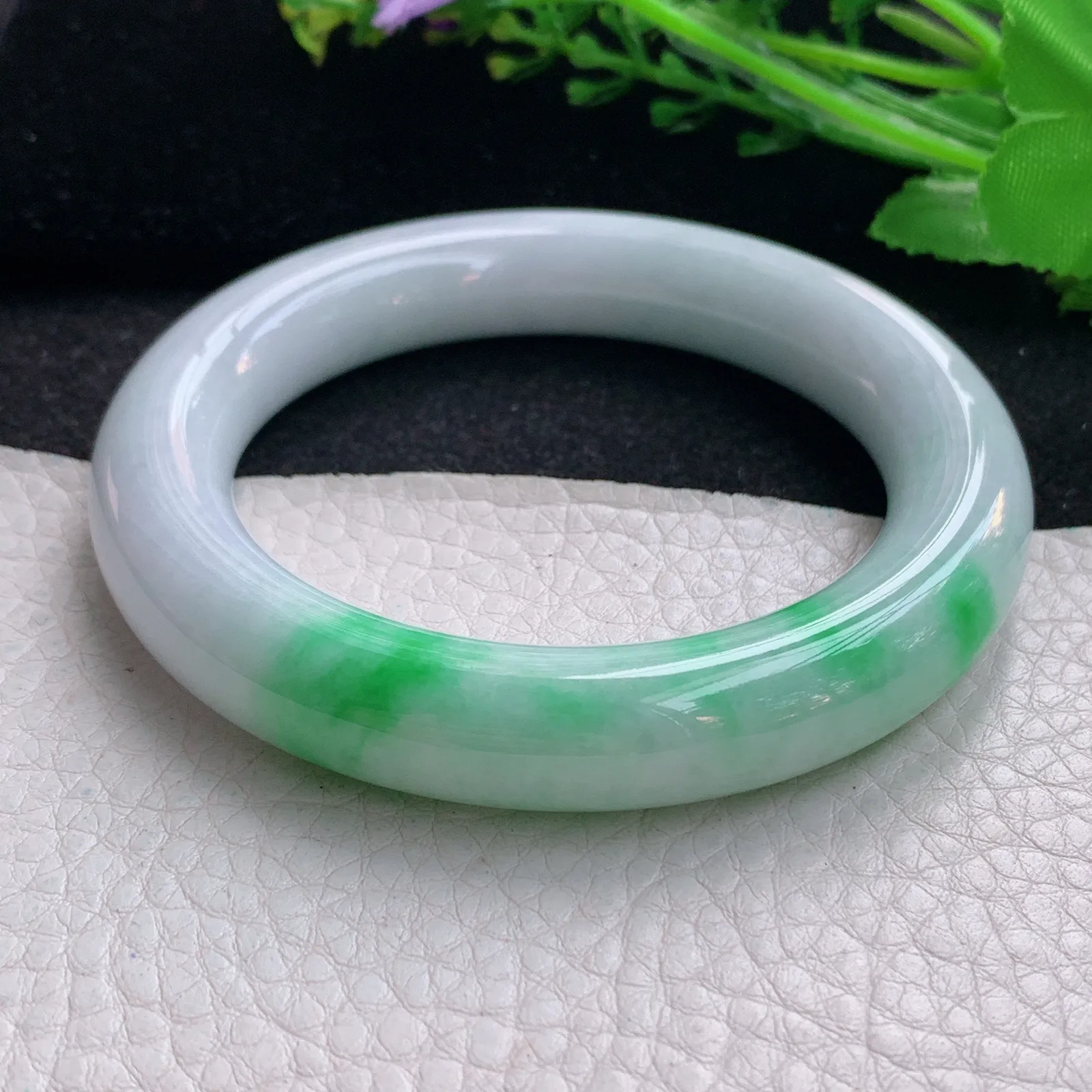 cc自然光56.5*12.3*12胖圆镯 天然缅甸翡翠飘绿圆条玉手镯 珠宝玉手环