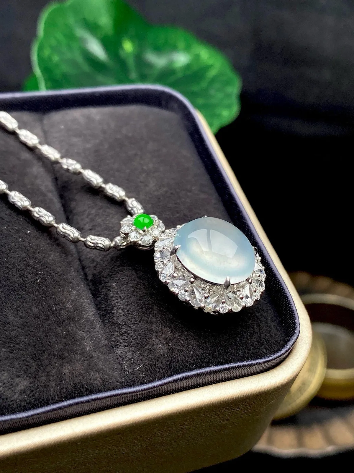 【冰种蛋面吊坠、戒指两用款】种水很不错、细腻水润，形状很饱满，收藏品质，18K金钻镶嵌，裸石尺寸11.4*10.3*4.6毫米