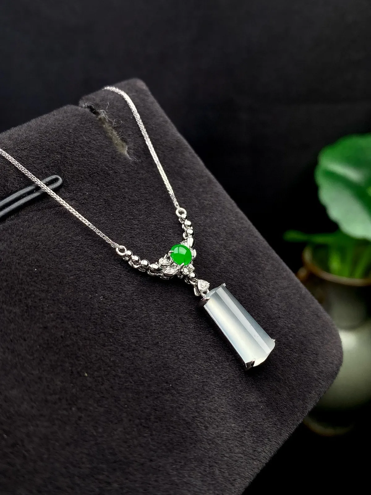 【冰种无事柱】精品，种水上乘，通透闪亮，晶莹剔透。18K金钻镶嵌，裸石尺寸13*5.6*3.8毫米