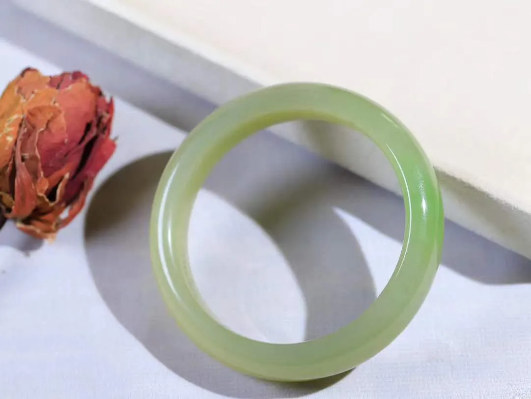 【翠色怡人.手镯】

精品和田玉翠青手镯，精品超级美镯，玉质细腻饱满，️温润脂香，仙雾缥缈，怡静如画，意蕴十足～，戴于腕间，神秘与高贵并存，给人以出尘的风雅，优美脱俗，气质非凡。重63.4克 内径57.5mm尺寸14.8-8.5mm19125800A