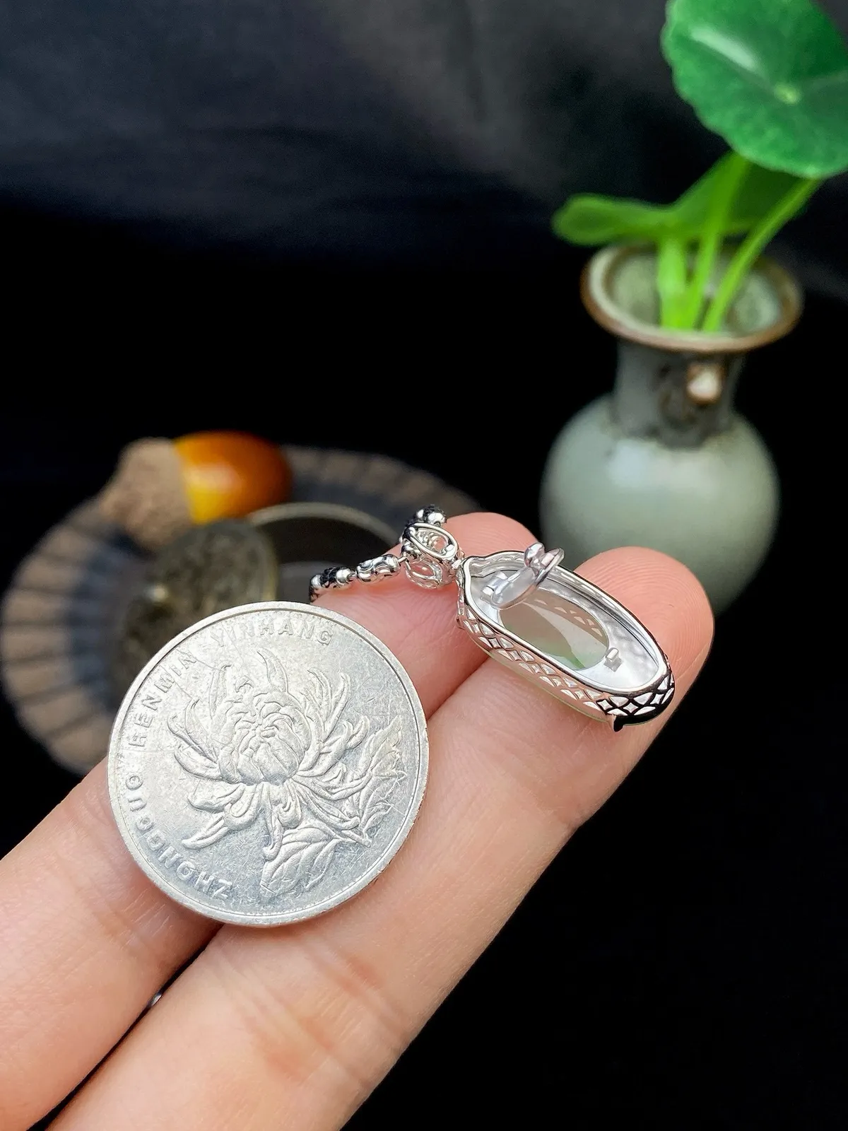 【冰种飘绿福瓜吊坠】种水上乘，晶莹剔透，纯净通透，18k金钻精美镶嵌，裸石尺寸19.5*8.7*4毫米