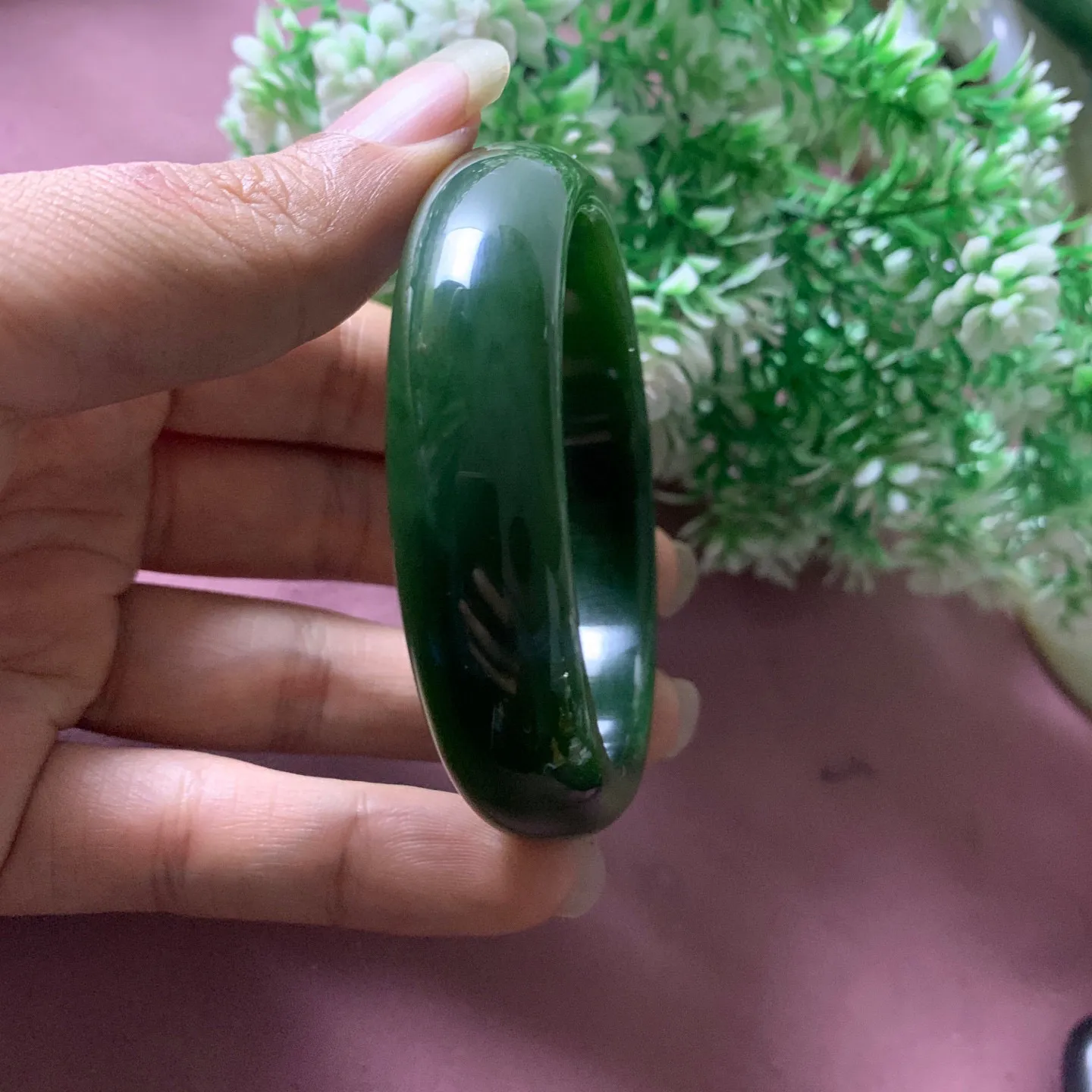 56.5圈口和田玉碧玉菠菜绿宽版手镯【挽间柔情】，镯型古朴典雅。在诗情画意的雨巷相遇，你是我腕间的一抹风情，有你眸有深情.清风荡漾湖间静水，我愿俯身低眉，在烟波涟漪处寻你