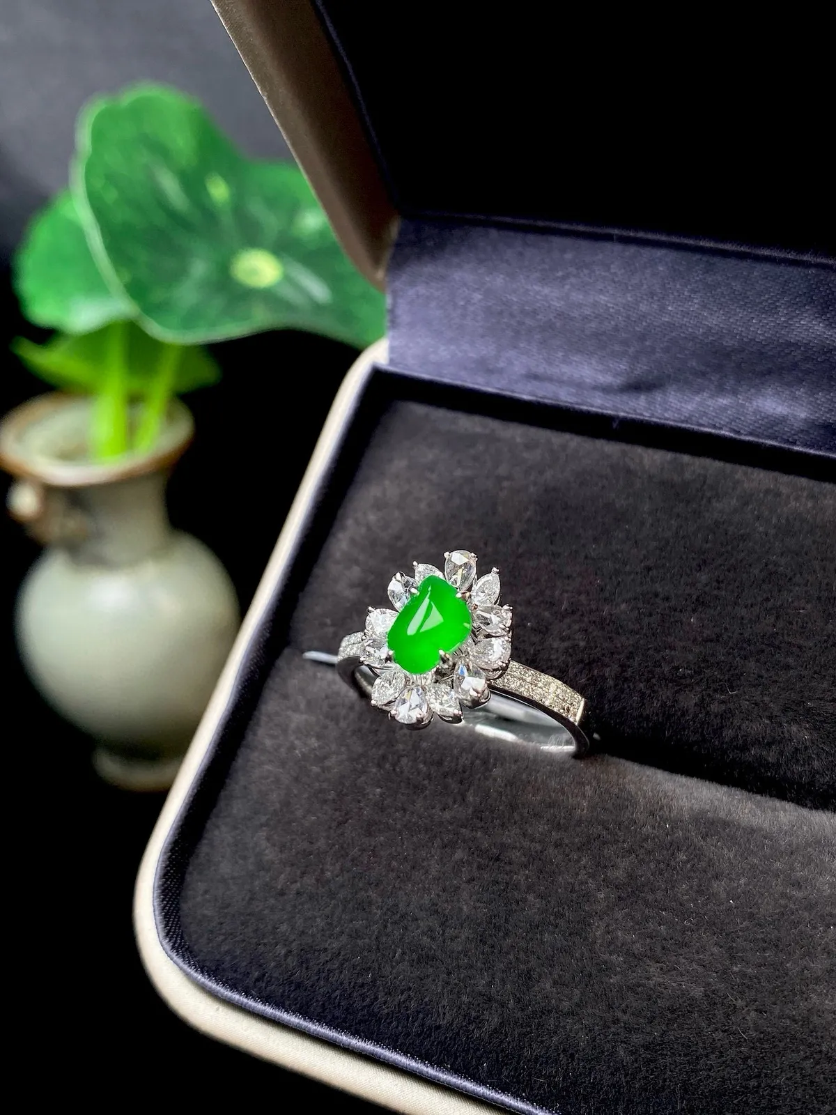 【冰种满绿蛋面戒指】种水色俱全，冰透闪亮，通透感饱满度很好，18k金钻镶嵌，裸石尺寸6.8*5.2*2.6毫米，圈口可改