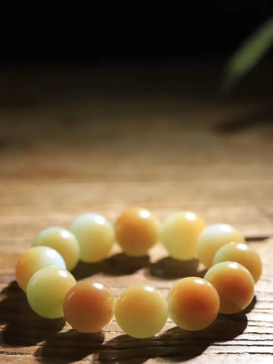 【珠圆玉润.手串】

新疆和田且糖白玉珠圆玉润手串 玉质温润细腻  整串打磨圆润，佩戴舒适。珠珠落玉盘，间关莺语花底滑，一生美好时光，无论身在何处，都有它相伴相守。事事顺遂，幸福美满，吉祥如意。重127.3克 尺寸取一19.2mm  FD L-79120868