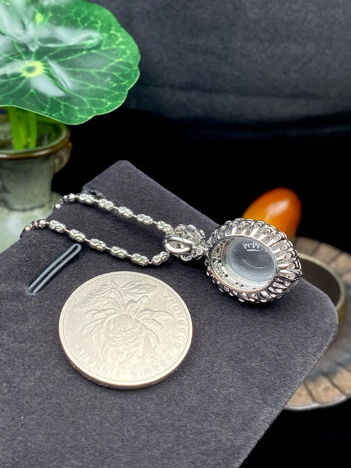 【冰种蛋面吊坠】种水很不错、细腻水润，形状很饱满，收藏品质，18K金钻镶嵌，裸石尺寸13.6*11.1*6毫米