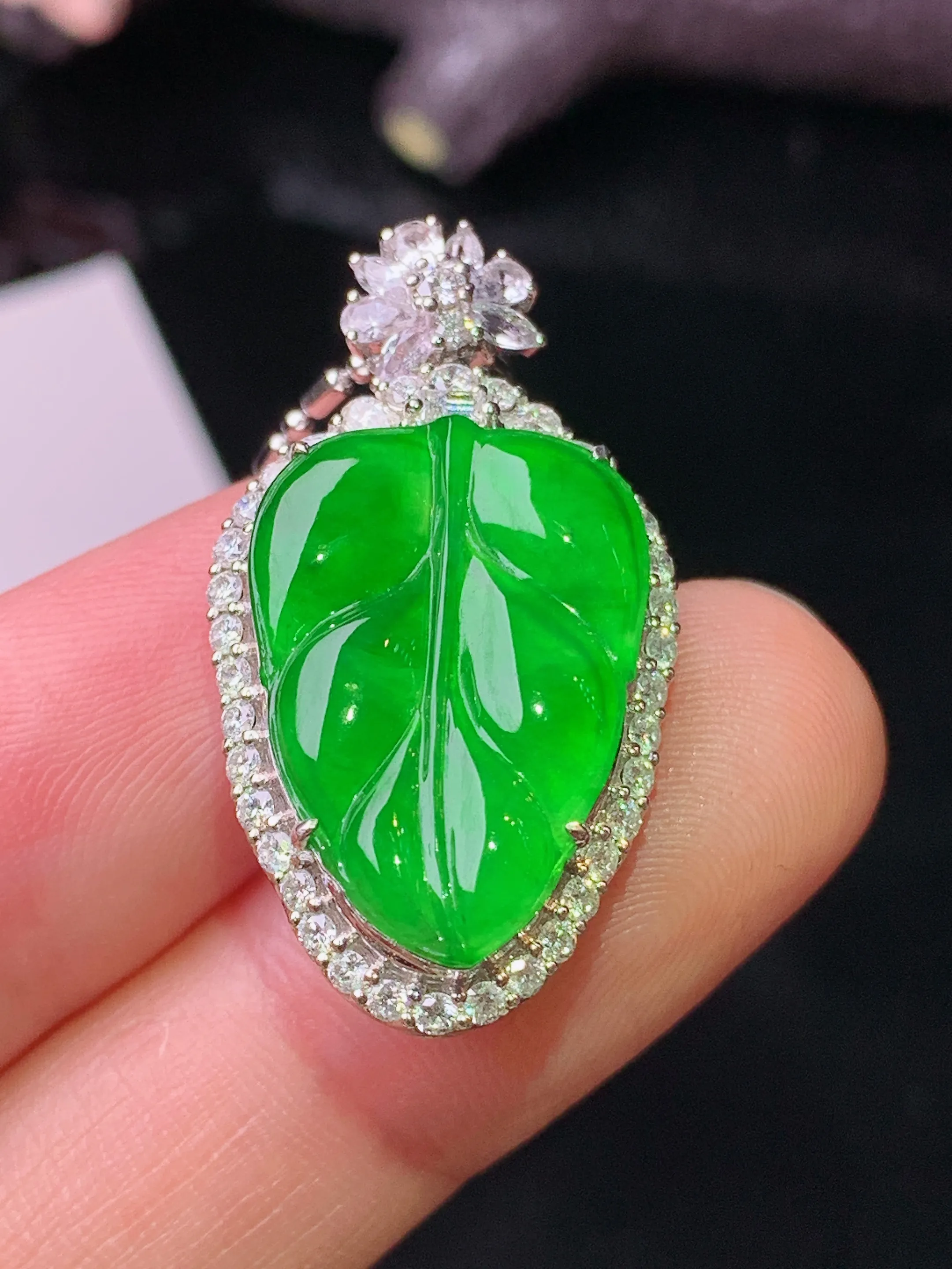 18k金钻镶嵌满绿树叶吊坠 玉质细腻 水润亮眼 色泽艳丽 整体尺寸30.3*16.7*9