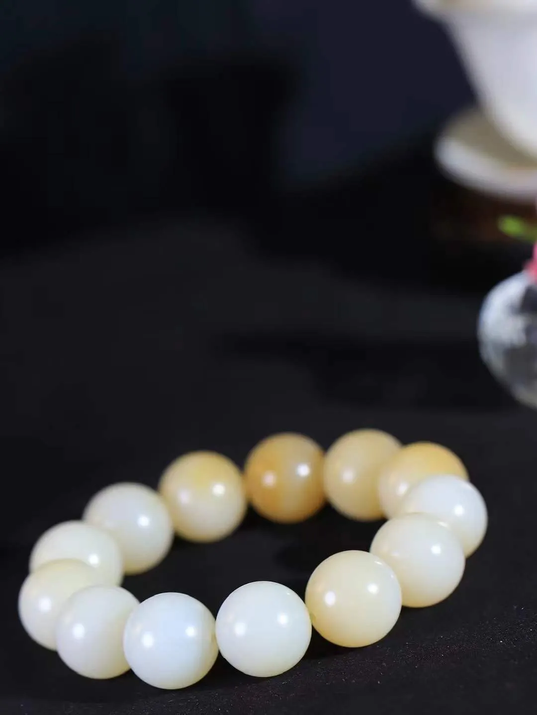 【珠圆玉润.手串】

精品和田玉糖白玉珠圆玉润手串 玉质温润细腻  整串打磨圆润，佩戴舒适。珠珠落玉
