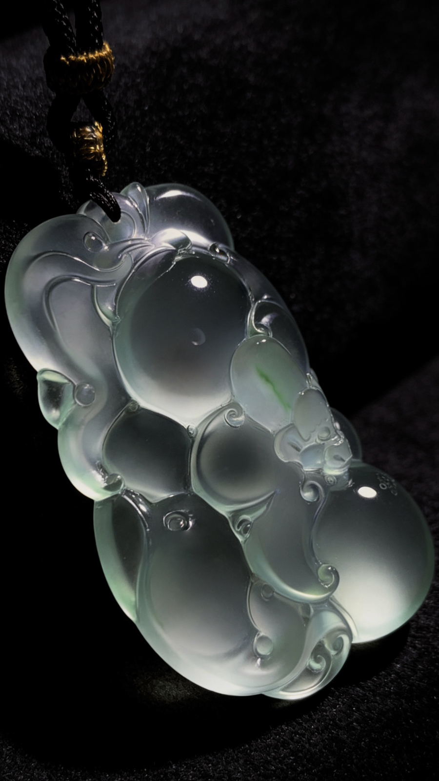 【福运相伴·平安顺遂】“五豚承蝠，五福临门”，
高品质缅甸天然A货翡翠料子，
作品56-34.5-14.5mm，