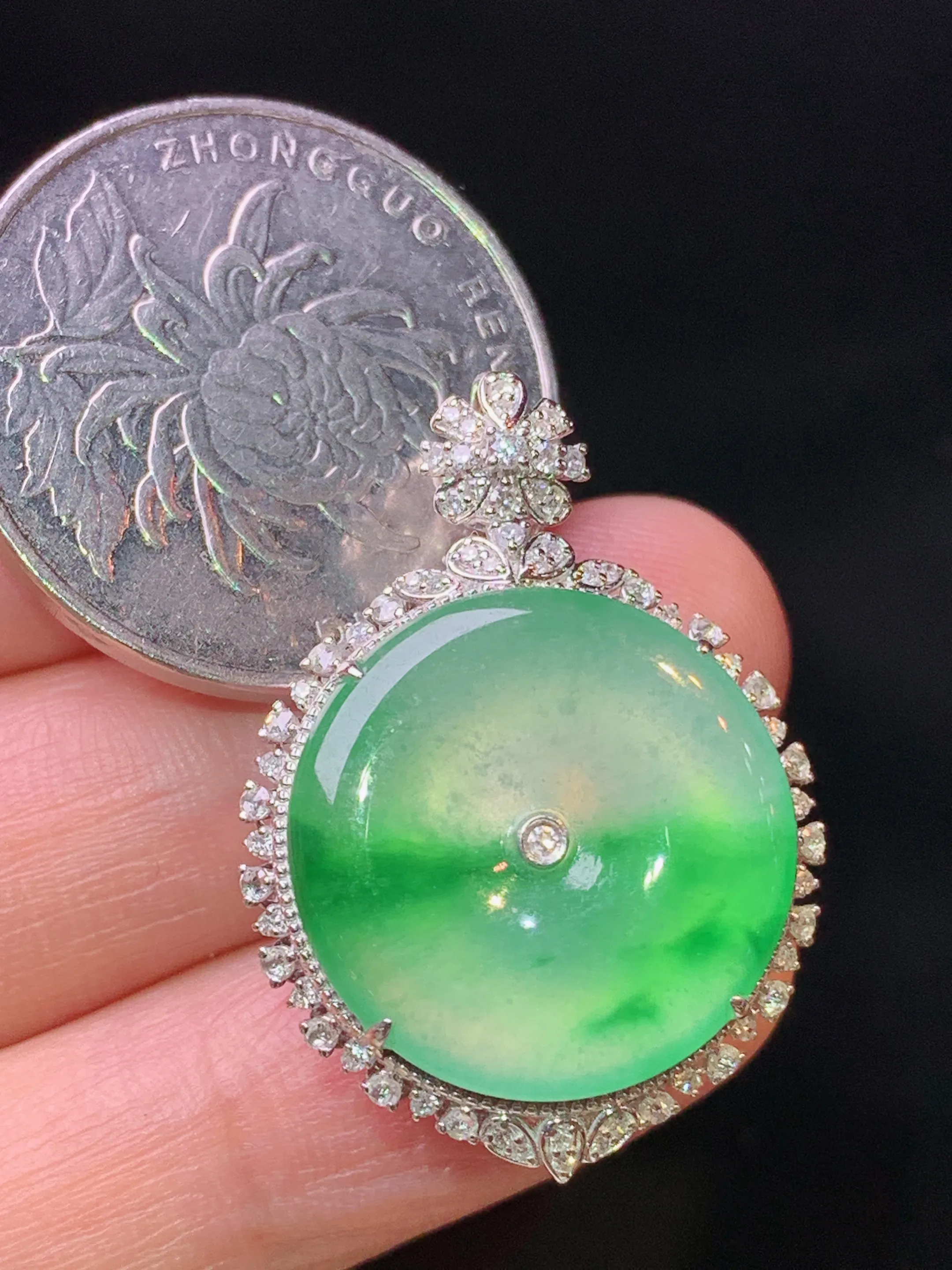 18k金钻镶嵌飘绿平安扣吊坠 玉质细腻 水润亮眼 色泽艳丽 整体尺寸30.6*22*9