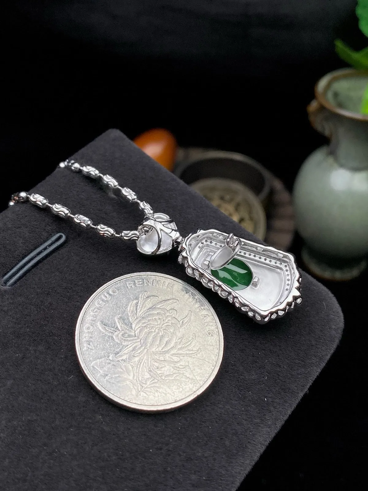 【冰种满绿无事牌】种水上乘，通透闪亮，晶莹剔透。18K金钻镶嵌，裸石尺寸17*11*2.8毫米。