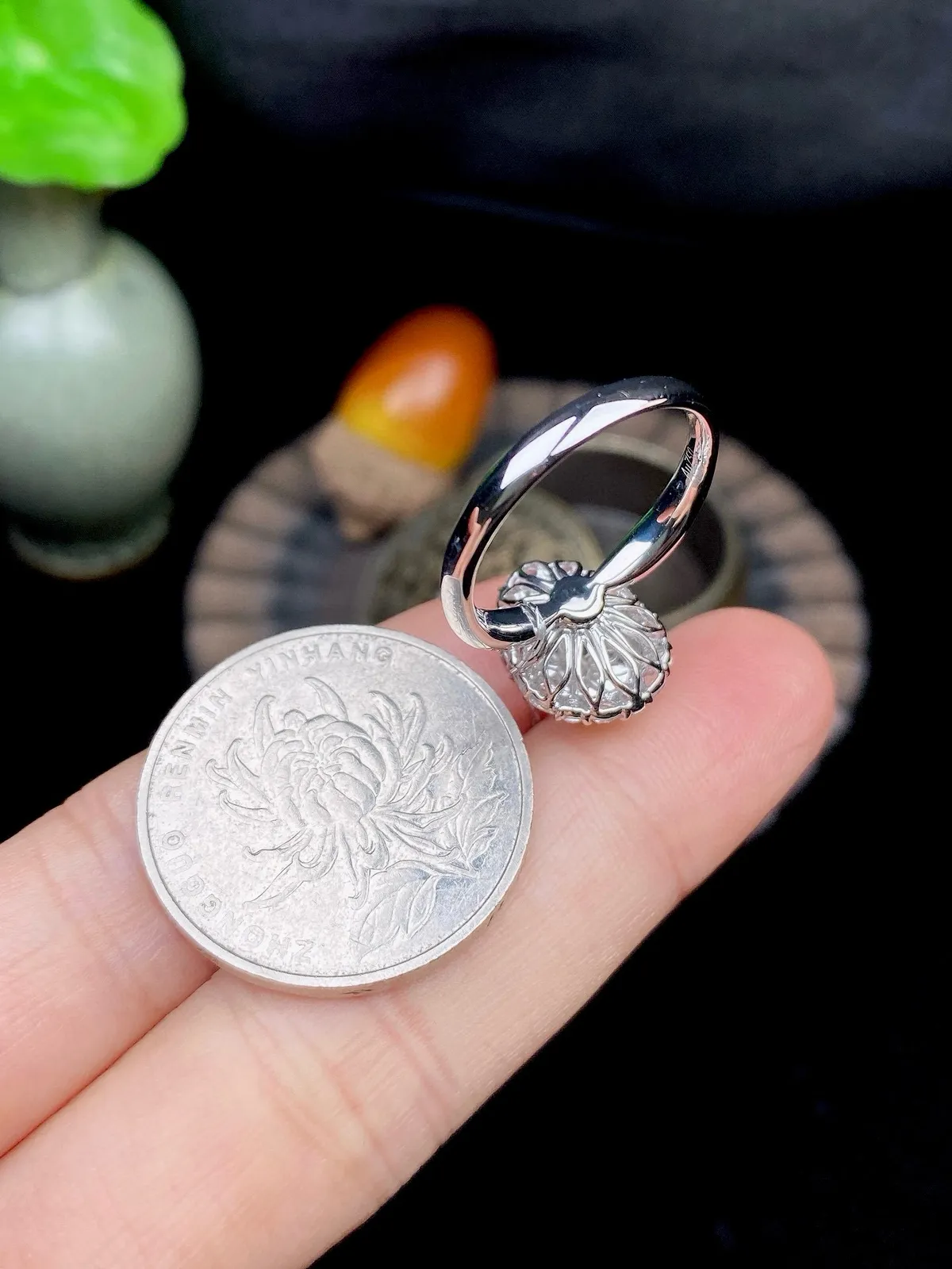 【冰种满绿葫芦戒指】质地细腻，冰润起光，胶感强烈，冰感明显，18K金钻精美镶嵌，裸石尺寸10.1*7.2*3.5毫米