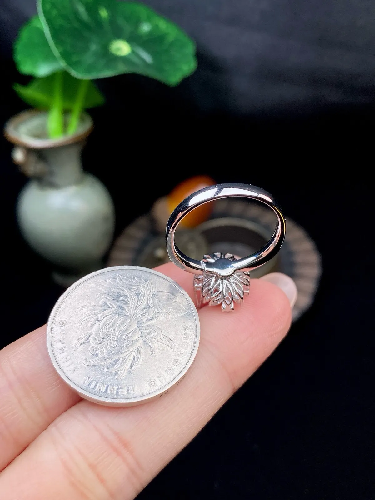 【冰种满绿蛋面戒指】种水色俱全，冰透闪亮，通透感饱满度很好，18k金钻镶嵌，裸石尺寸6.8*5.2*2.6毫米，圈口可改