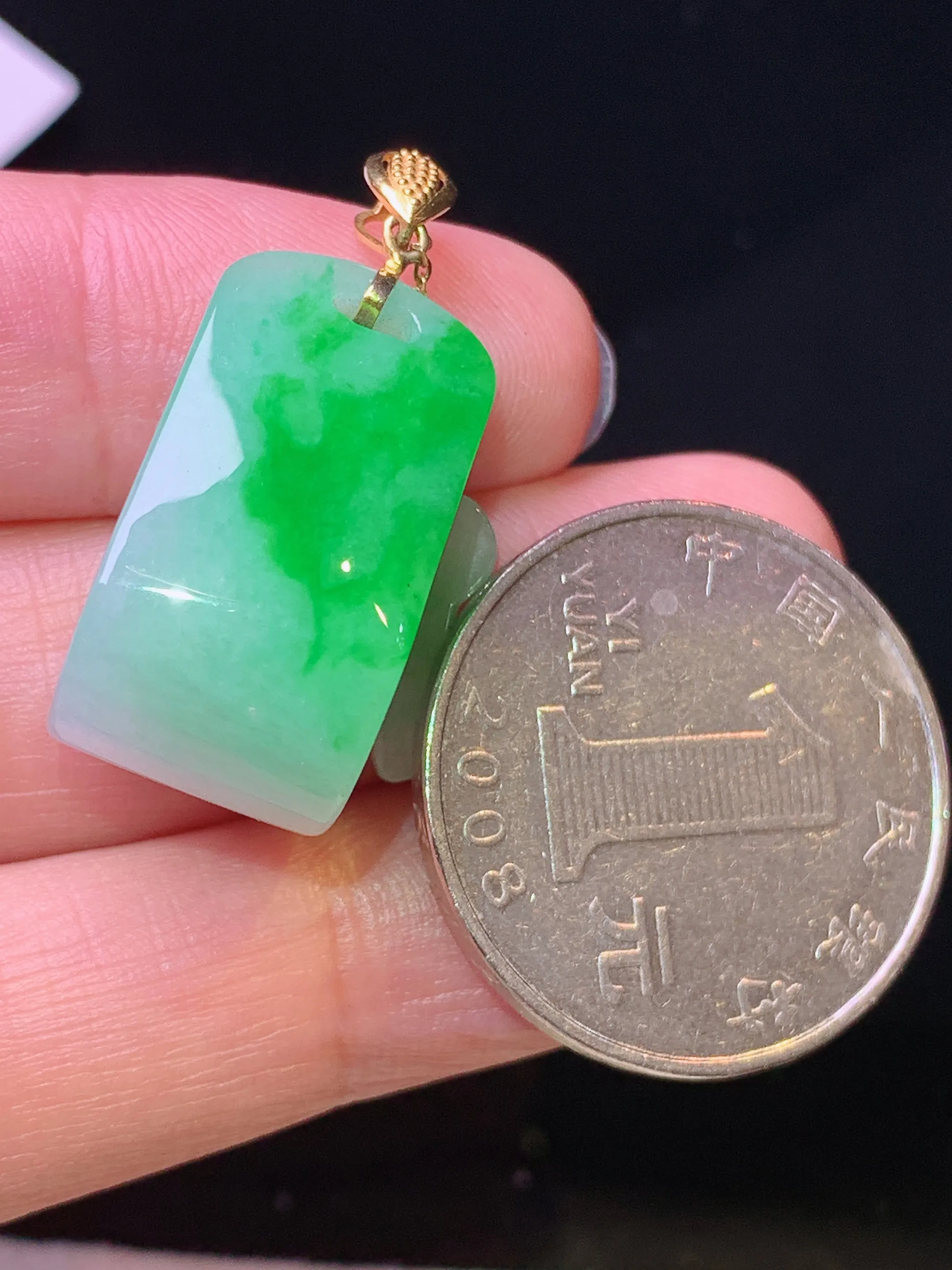 18k金镶嵌飘绿同心锁吊坠 玉质细腻 水润亮眼 色泽艳丽 整体尺寸23*12*13.2