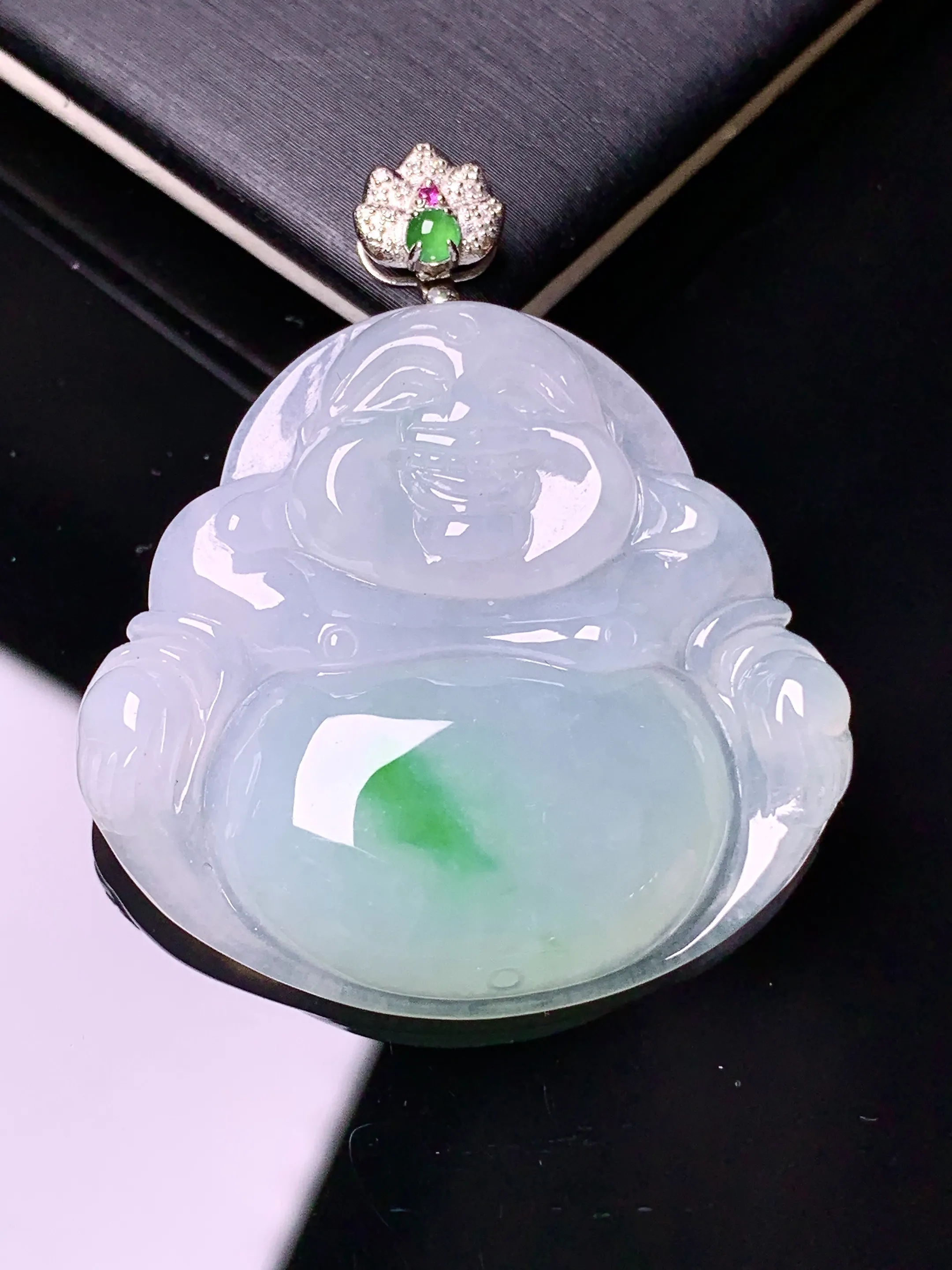 18k金钻镶嵌飘绿佛公吊坠 玉质细腻 水润亮眼 色泽艳丽 整体尺寸40.7*34.7*6.2