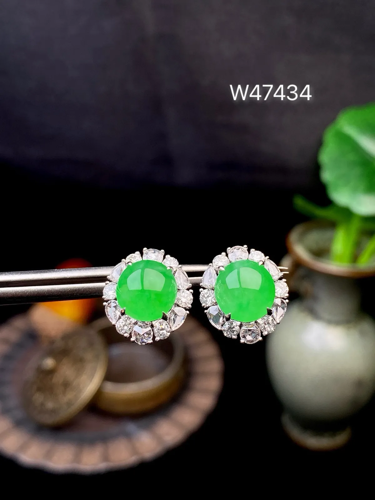 【冰种满绿蛋面耳钉】冰绿耳钉，饱满圆润，纯净冰透，上耳时尚大方。18k金钻镶嵌，裸石尺寸8.1*7.