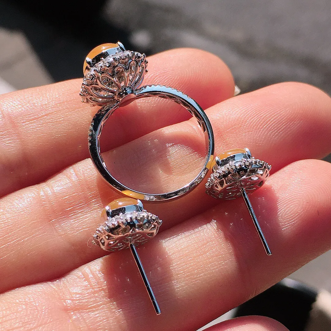 黄翡蛋面套装（耳钉+戒指），色泽均匀艳丽，玉质细腻，荧光感超
强，饱满圆润，尽显优雅气质，18k
金豪华镶嵌