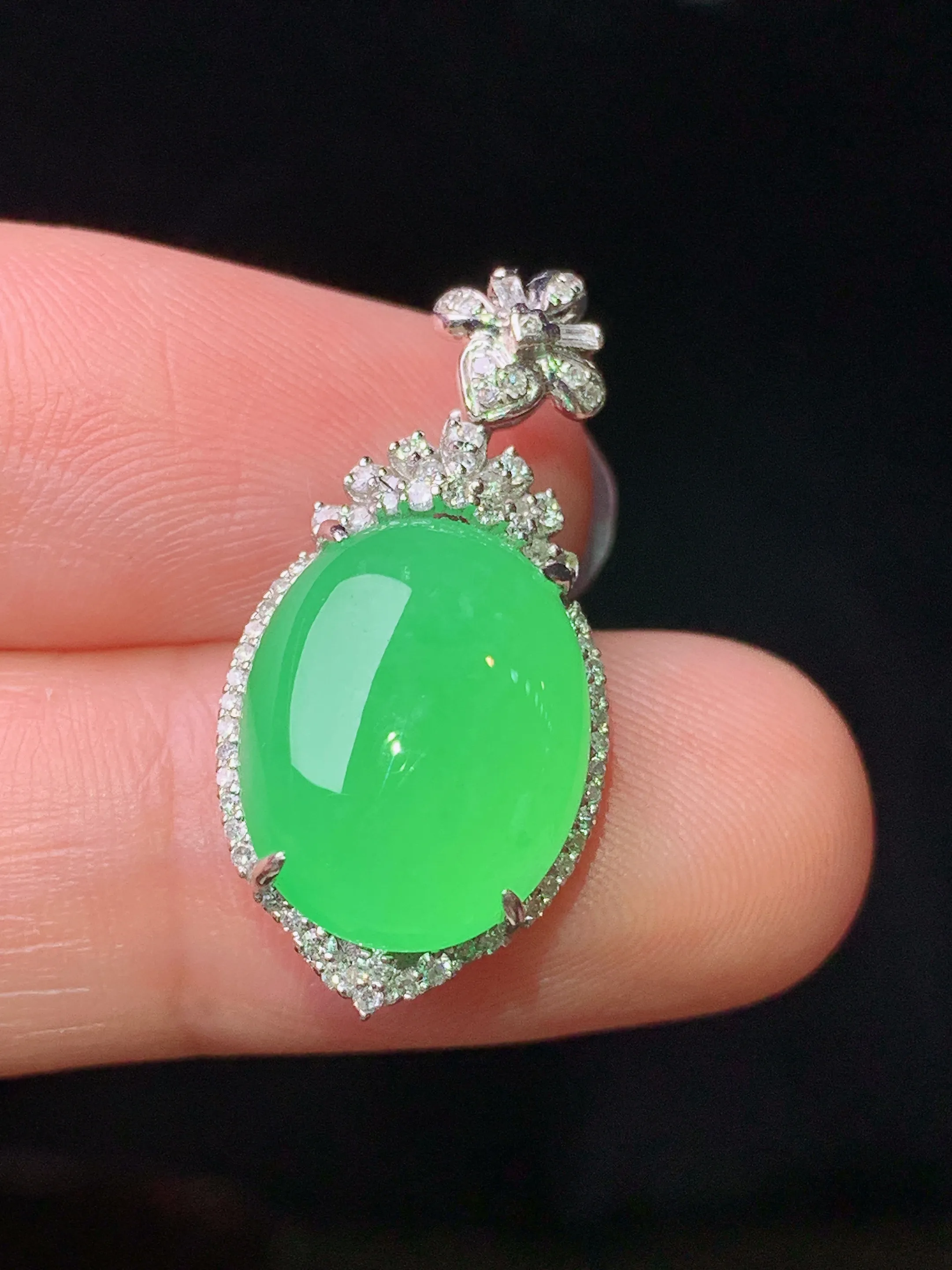18k金钻镶嵌翠绿蛋面吊坠 玉质细腻 水润亮眼 色泽艳丽 整体尺寸26*12.5*7.5