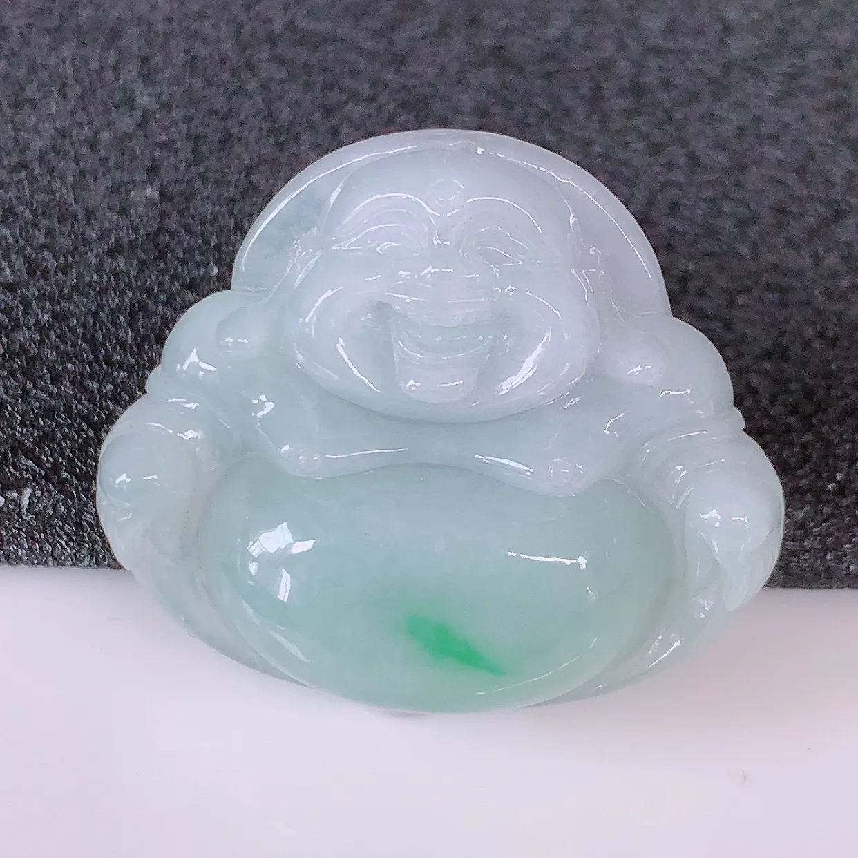 自然光实拍，冰润飘绿翡翠佛公吊坠，开心笑佛，种老水足，颜色漂亮，立体饱满圆润，佩戴效果赞#57.9