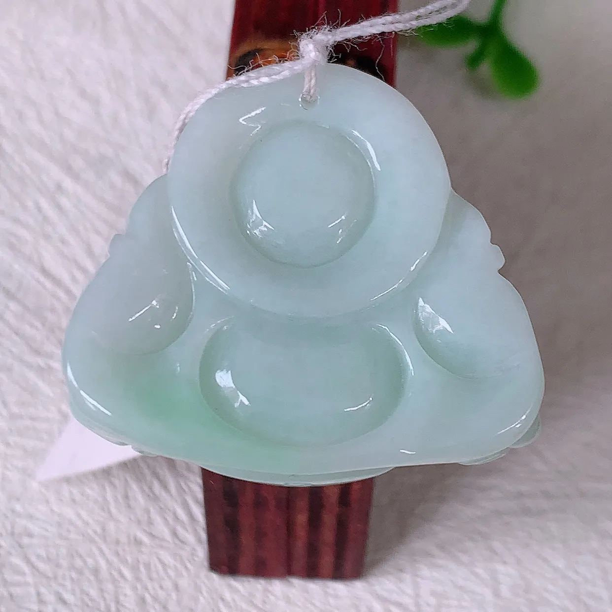 自然光实拍，冰润飘绿翡翠佛公吊坠，开心笑佛，种老水足，颜色漂亮，立体饱满圆润，佩戴效果赞#46.9
