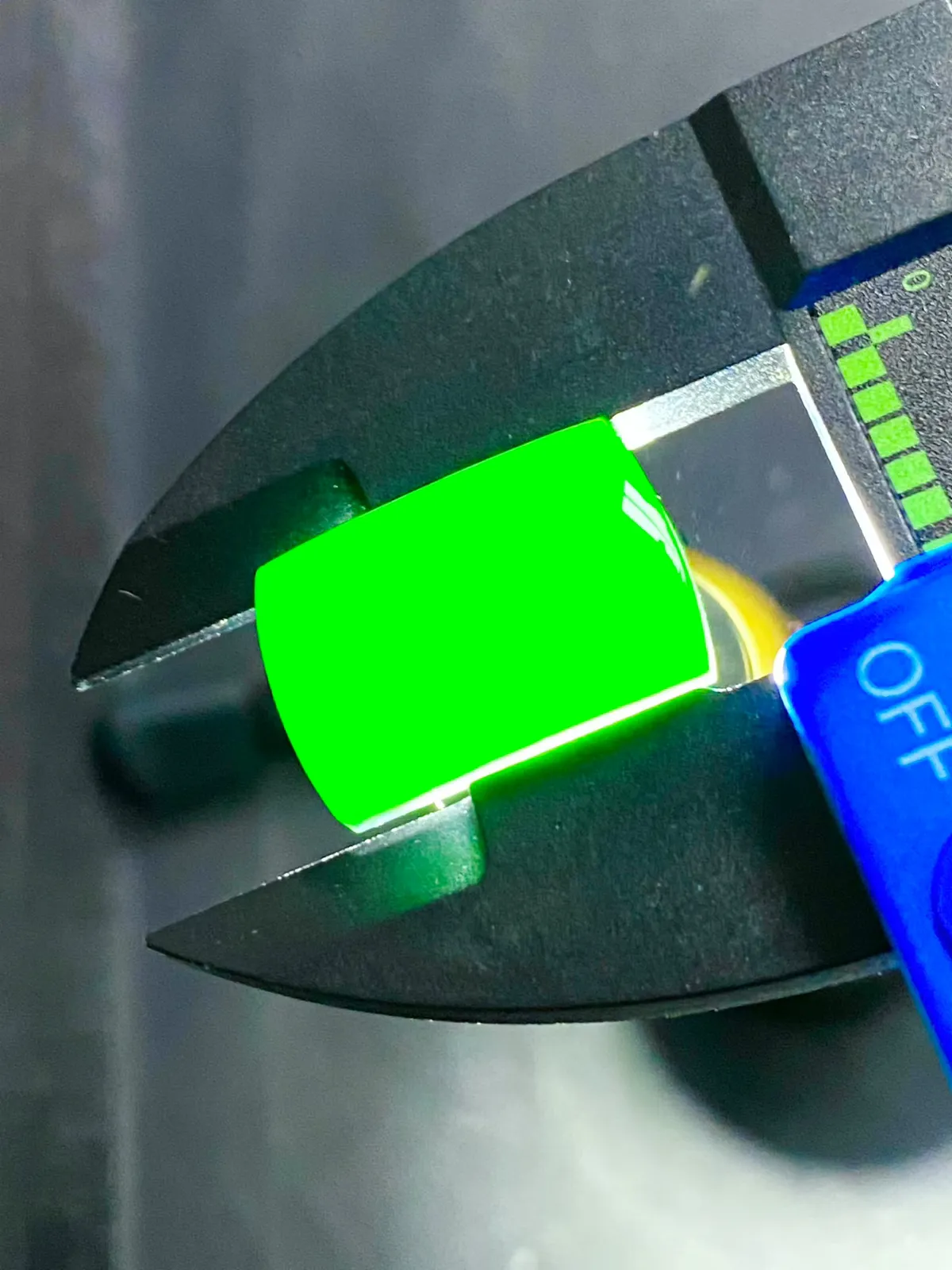 墨翠【马鞍戒面】细腻干净，黑度好、性价比高，雕工精湛，打灯透绿‘