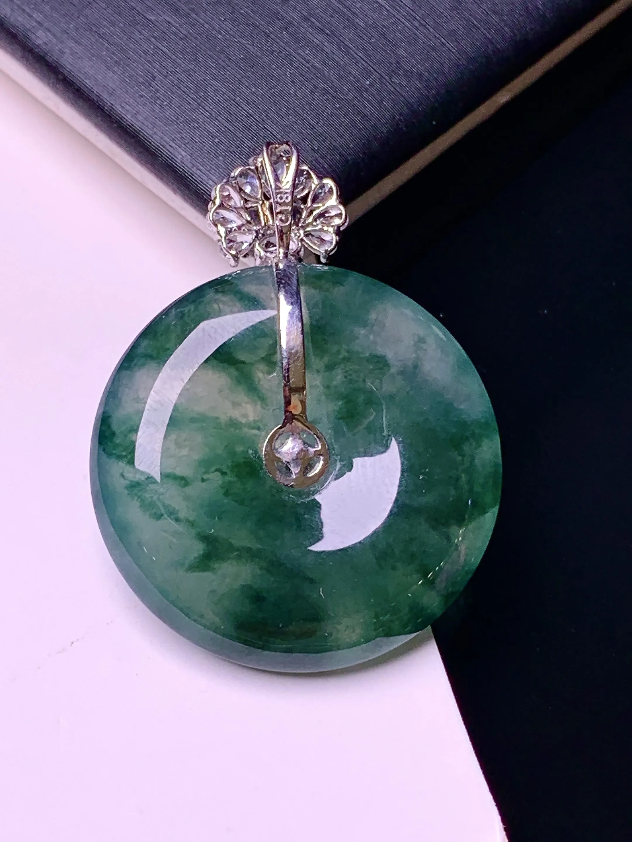 18k金钻镶嵌飘绿平安扣吊坠 玉质细腻 水润亮眼 色泽艳丽 整体尺寸31.8*24*5.8