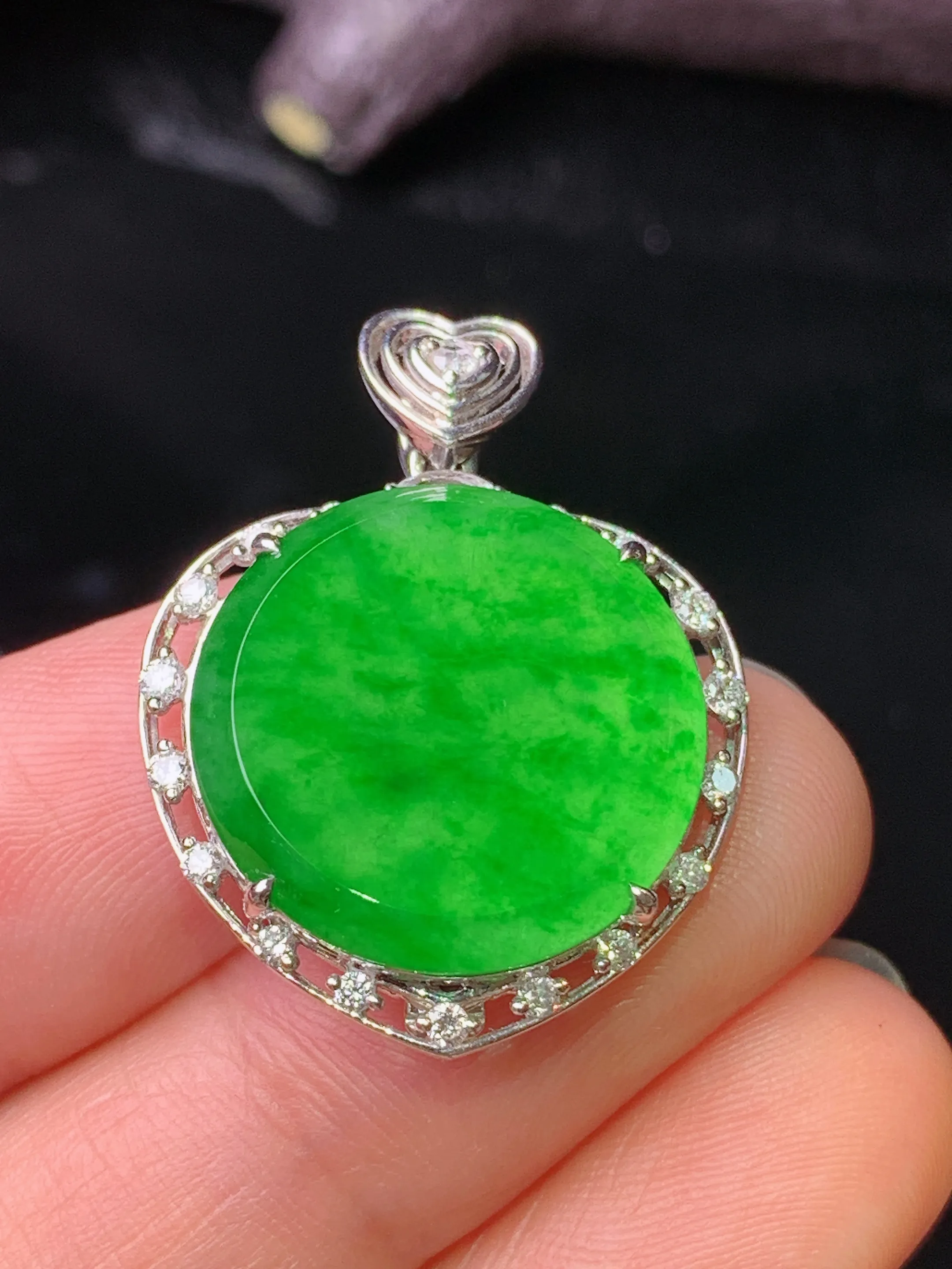 18k金钻镶嵌满绿圆牌吊坠 玉质细腻 水润亮眼 色泽艳丽 整体尺寸28.2*21.5*6.6