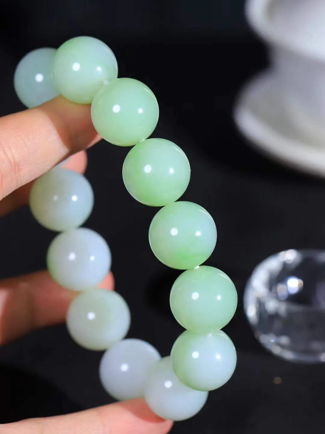 【珠圆玉润.手串】

典藏级臻品️和田玉翠青珠圆玉润手串 玉质温润细腻  整串打磨圆润，佩戴舒适。珠珠落玉盘，间关莺语花底滑，一生美好时光，无论身在何处，都有它相伴相守。事事顺遂，幸福美满，吉祥如意。重116克 尺寸取一18mm  FDA-22120233