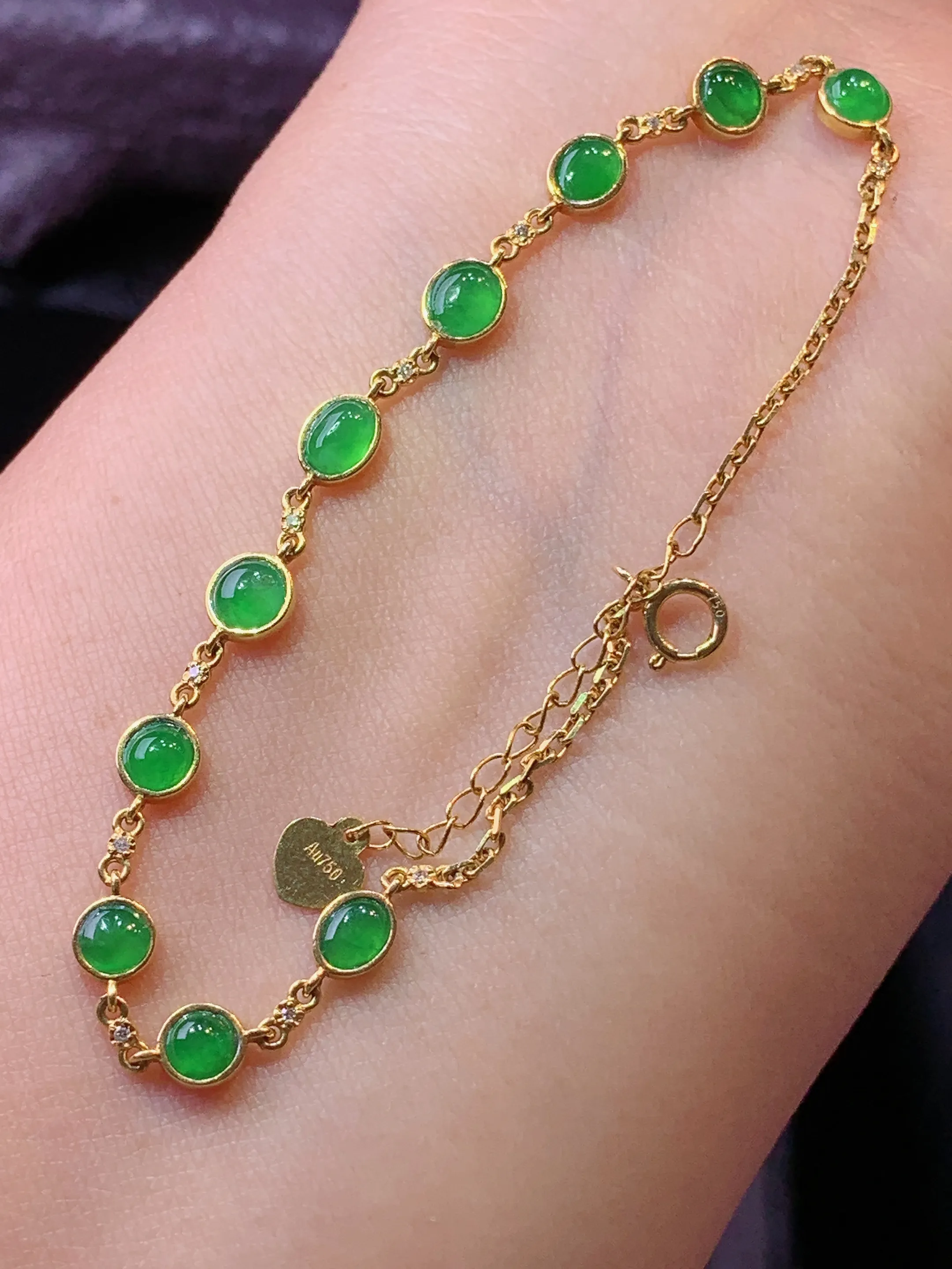 18k金镶嵌满绿蛋面手链 玉质细腻 水润亮眼 色泽艳丽 裸石尺寸4.8*4.3*2