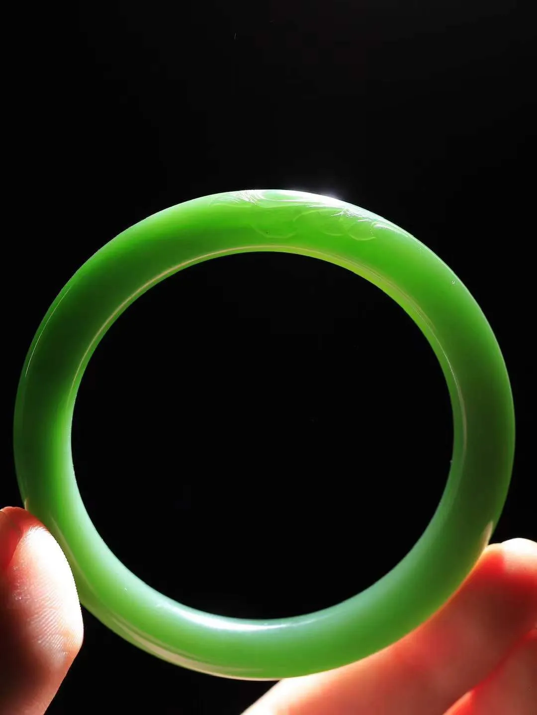 （三生有幸.手镯）

精品和田玉碧玉银杏叶手镯，玉质温润.油性上佳。三生有幸遇到你，始于初见，止于终老。
重35.7克    尺寸54-8.9-8.1mm   FDA-66120200