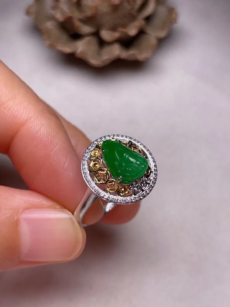 冰糯种辣色金蟾戒指、真金真钻镶嵌，种水好，玉质细腻 .裸石尺寸 9.5*6.7