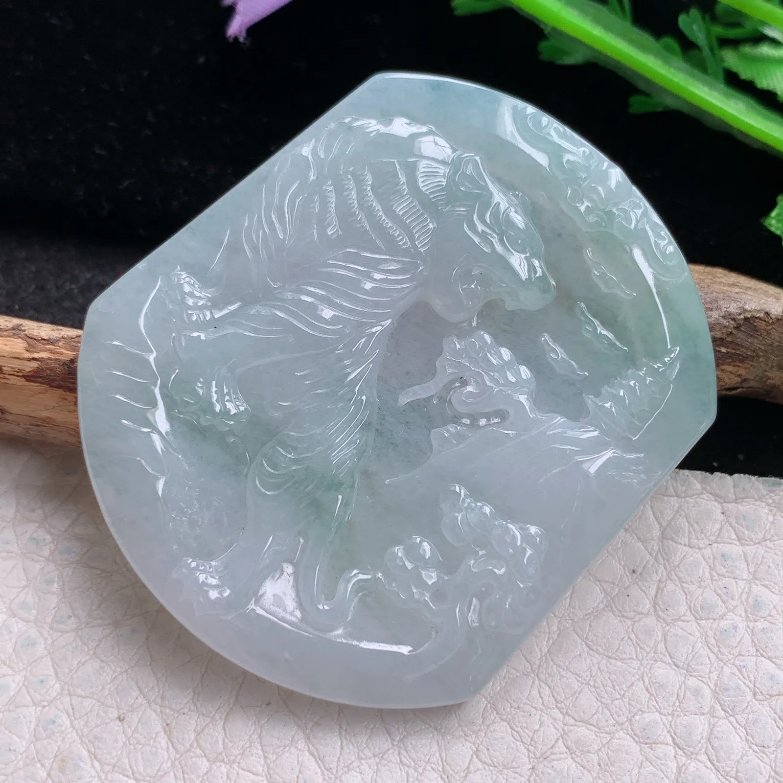 yn实拍50.3*42.8*5.2缅甸翡翠a货精雕飘花上山虎 生肖虎玉吊坠 玉挂件