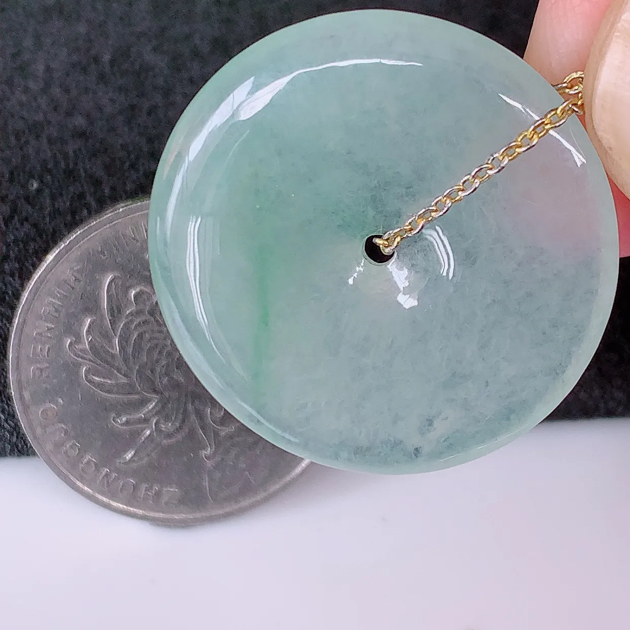 自然光实拍，冰种飘花翡翠平安扣吊坠，玉扣，平安是福；很美的料子，平安扣佩戴优雅迷人！#57.9