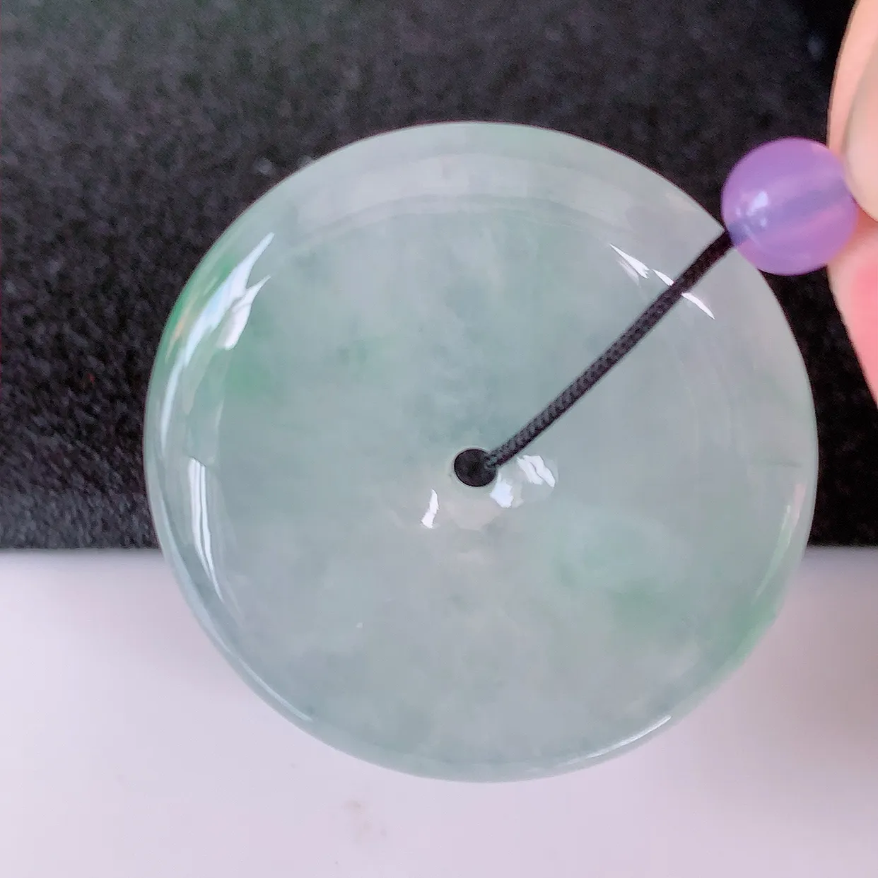 自然光实拍，冰种飘花翡翠平安扣吊坠，玉扣，平安是福；很美的料子，平安扣佩戴优雅迷人！#41.9