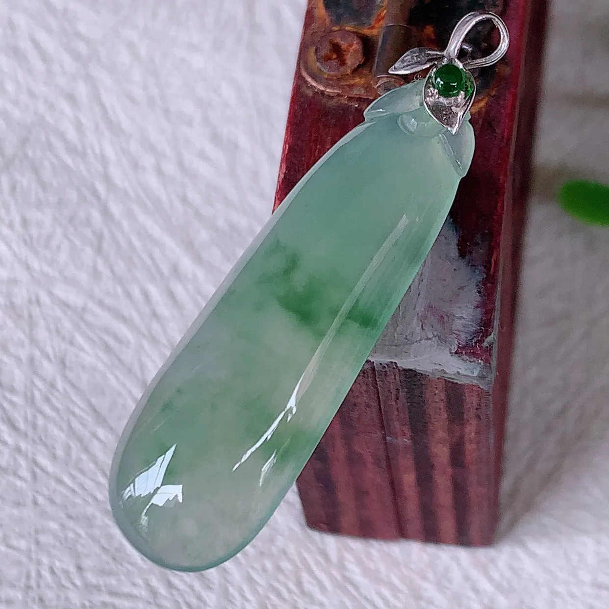 18K金镶嵌冰种飘花翡翠招财福瓜吊坠，精美饱满福瓜，种水足，形态圆润饱满，福相十足 ！#12.9