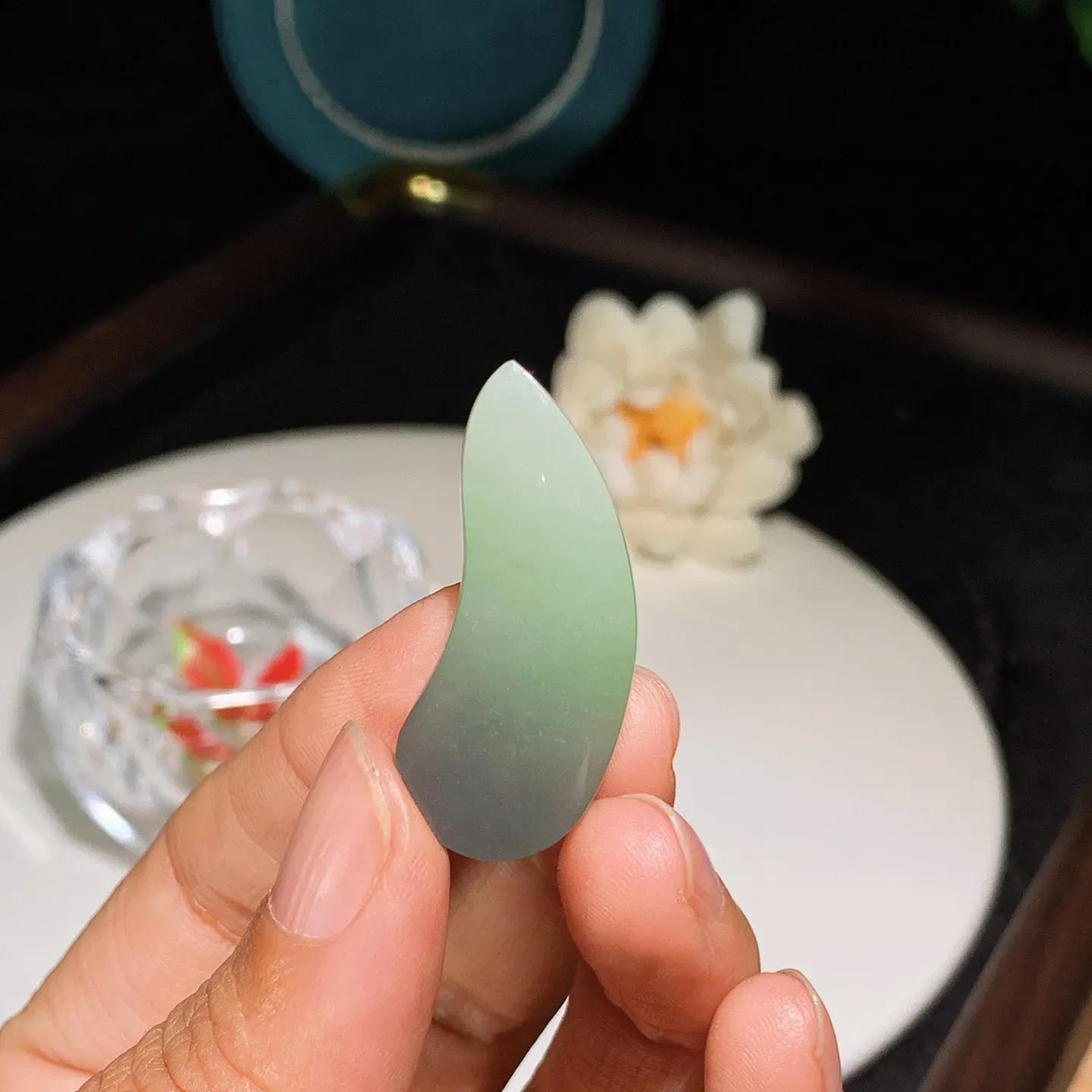 和田玉青海翠翠青平安无事随型挂件。尺寸36/15/6重6.8克。玉质细腻油润。手推出油。佩戴高端典雅。lt251209