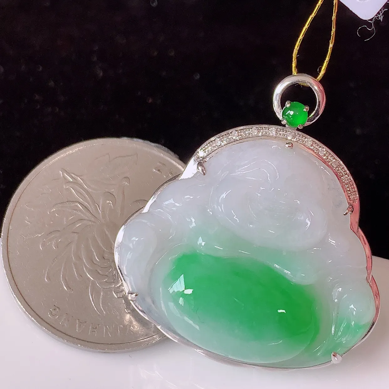 自然光实拍，18K金镶嵌冰润飘绿翡翠佛公吊坠，玉笑佛，饱满，开脸喜庆，配戴优雅迷人！#35.9整体32*29*10裸石27.5*23.5