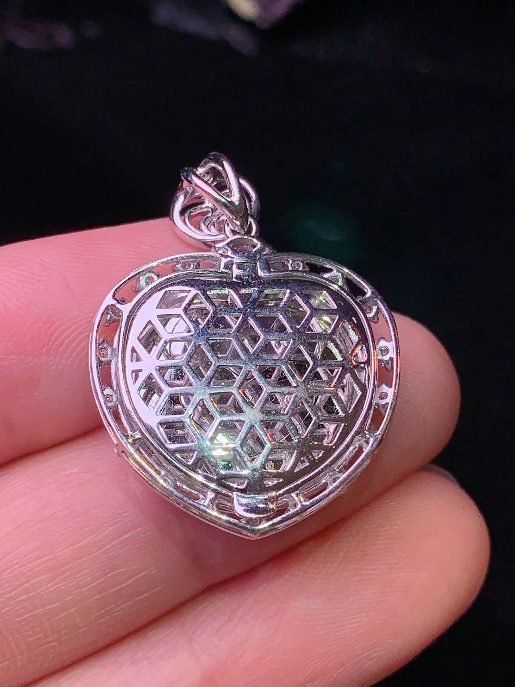 18k金钻镶嵌满绿圆牌吊坠 玉质细腻 水润亮眼 色泽艳丽 整体尺寸28.2*21.5*6.6