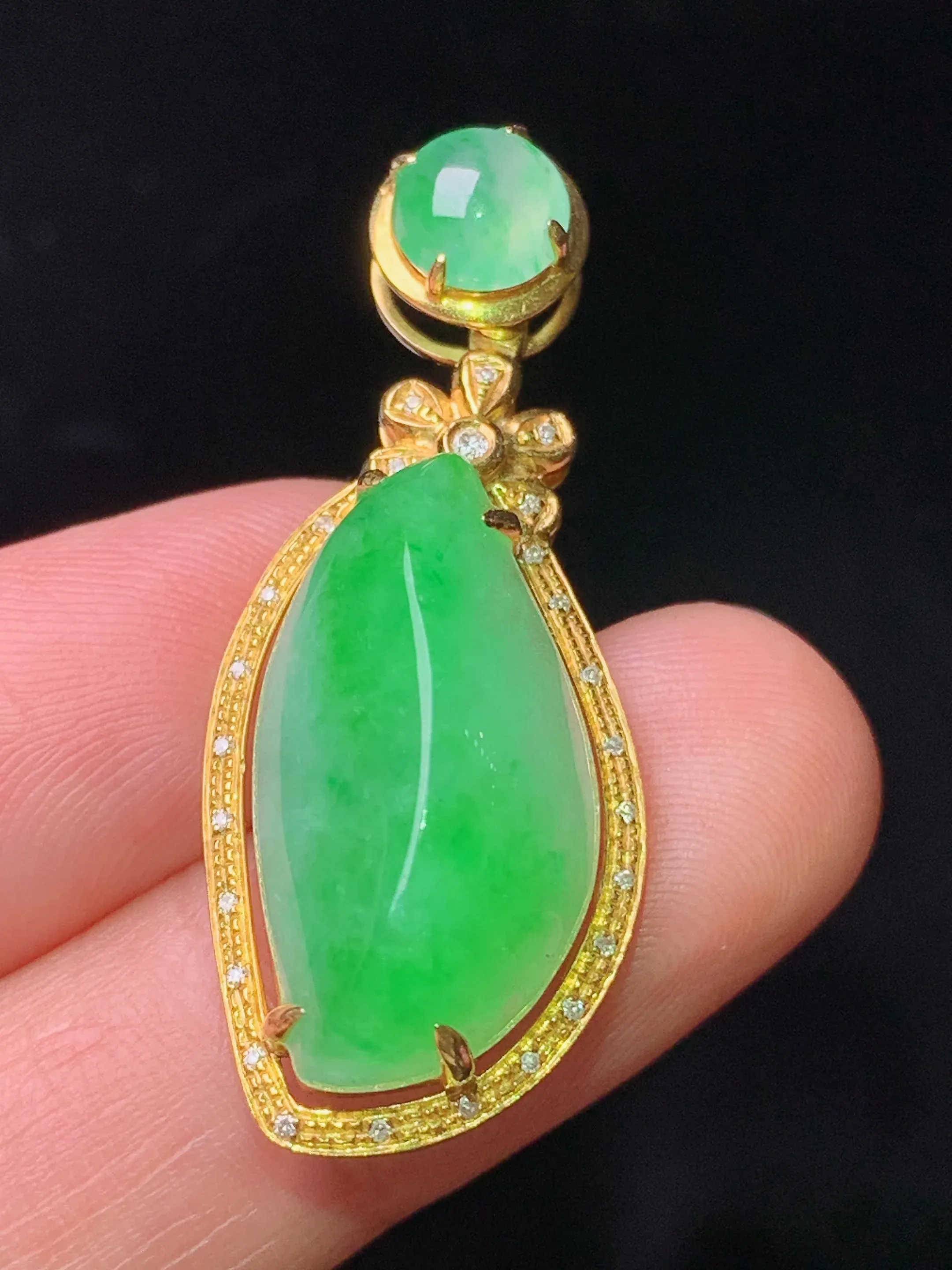 18k金钻镶嵌翠绿随形吊坠 玉质细腻 水润亮眼 色泽艳丽 整体尺寸36.5*14.5*9.2
