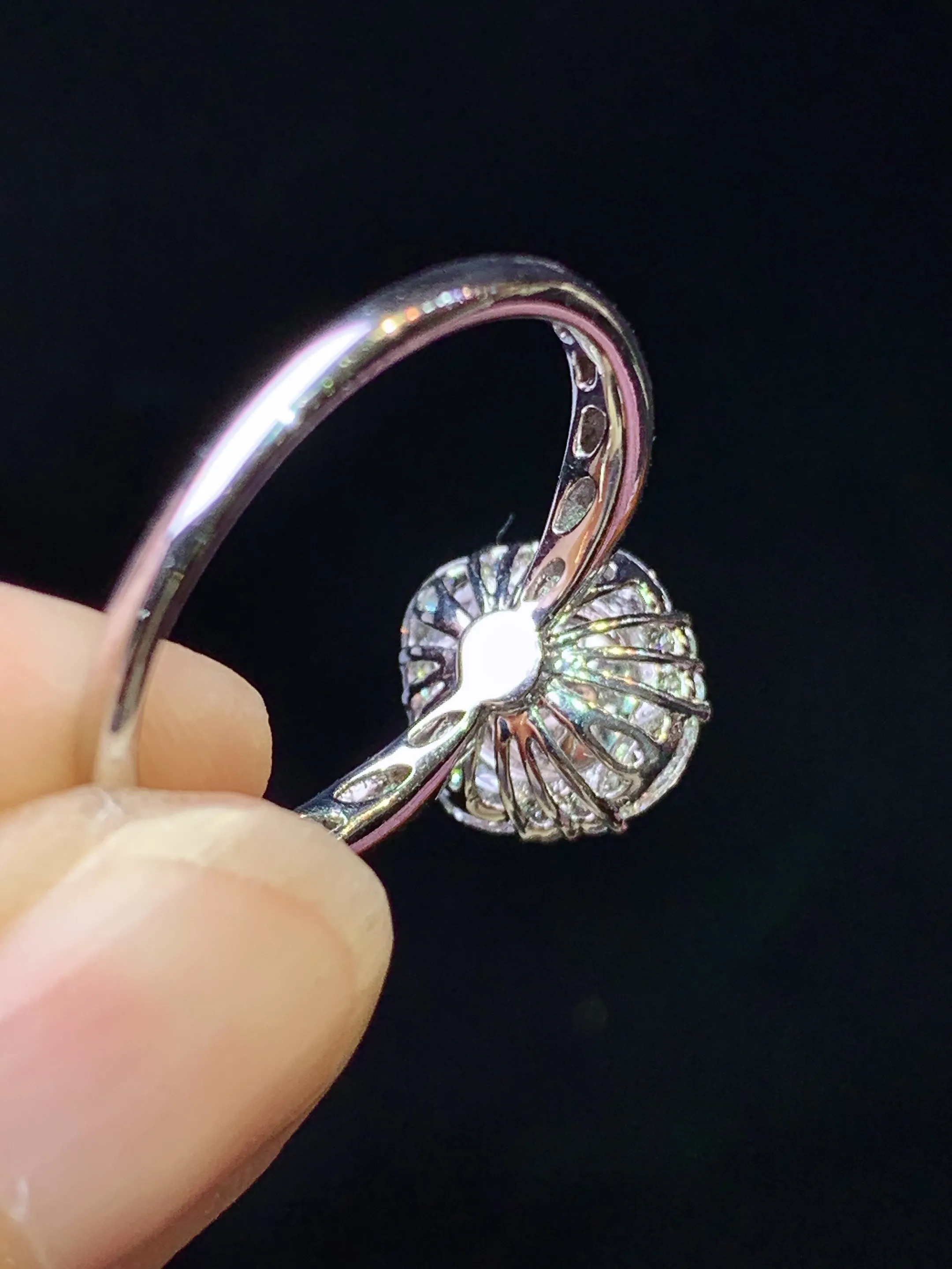 18k金钻镶嵌满绿蛋面戒指 玉质细腻 水润亮眼 色泽艳丽 圈口13.5 整体尺寸10.5*9.3*8